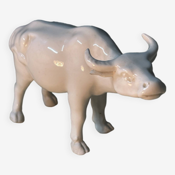 Petit taureau en porcelaine