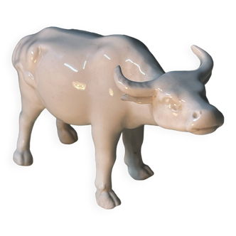 Petit taureau en porcelaine