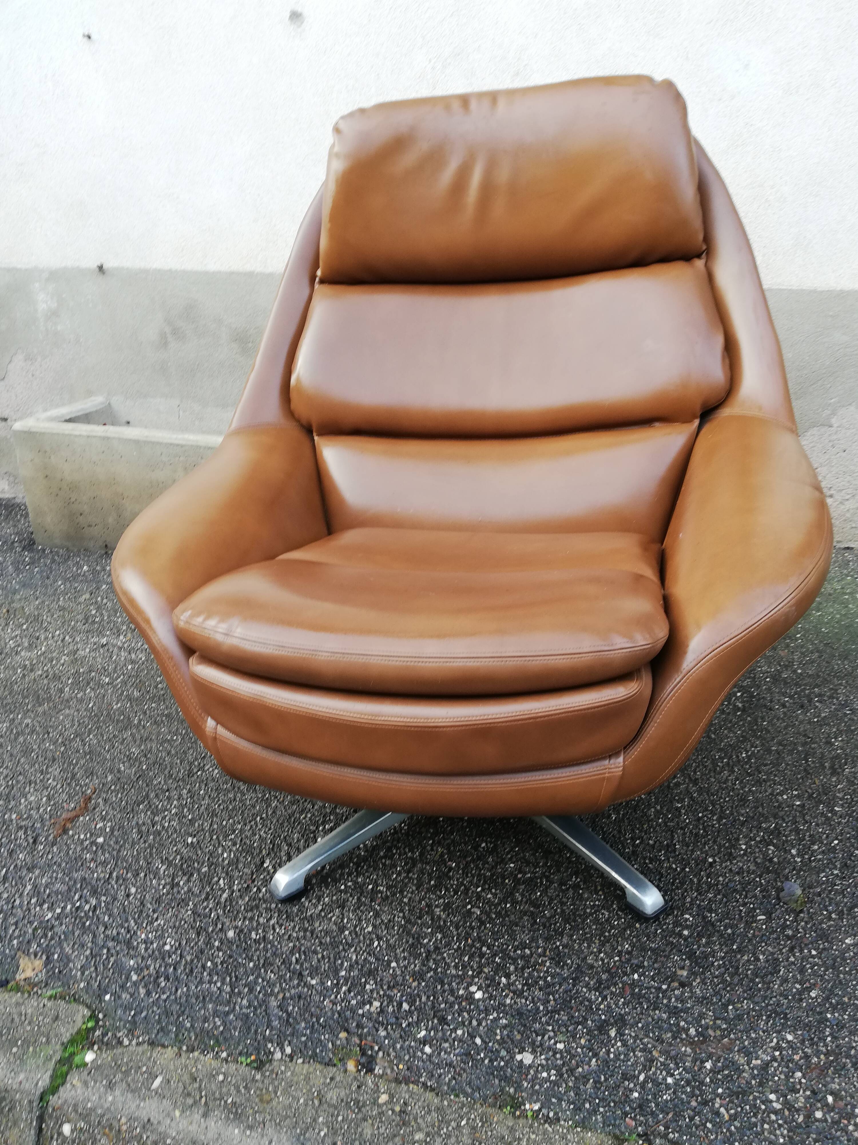 Vintage brown hull chair