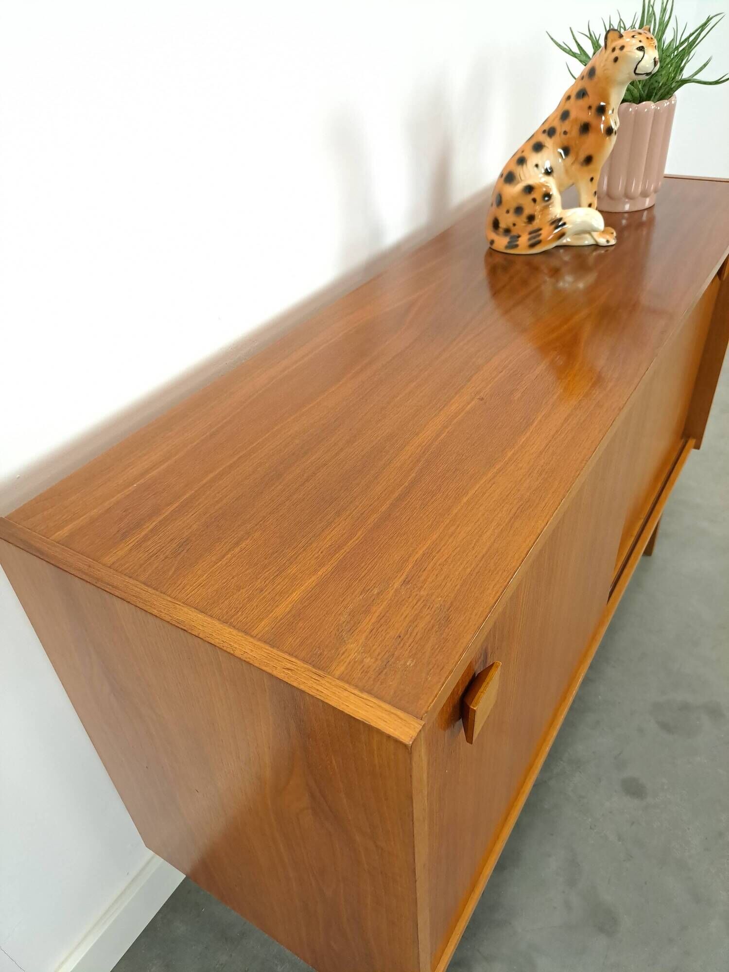 Dressoir vintage plus raffiné avec vierkante grepen et schuine poten