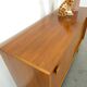 Dressoir vintage plus raffiné avec vierkante grepen et schuine poten