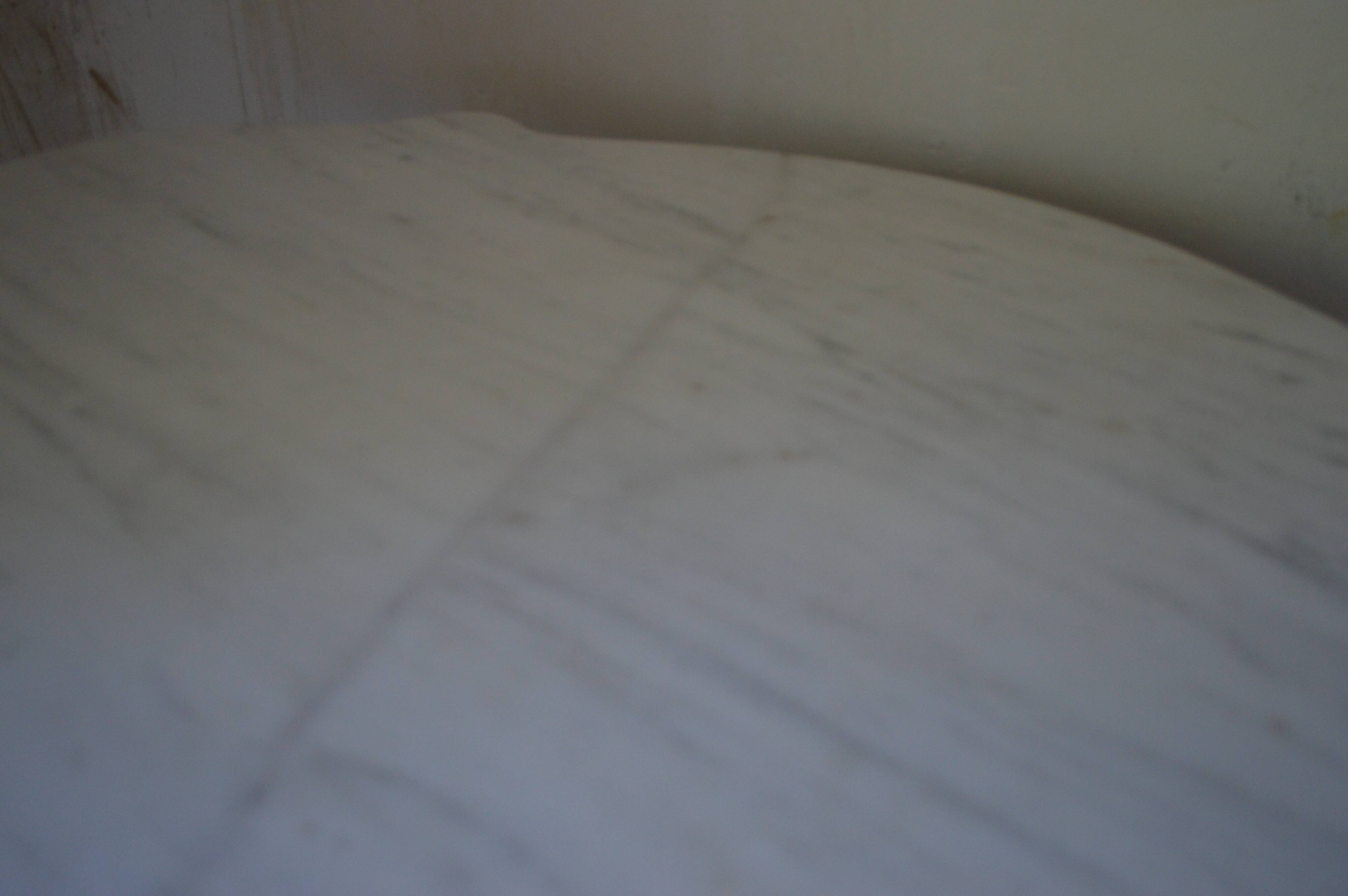 Table violon Napoléon III en bois noirci et marbre blanc, XIXe siècle