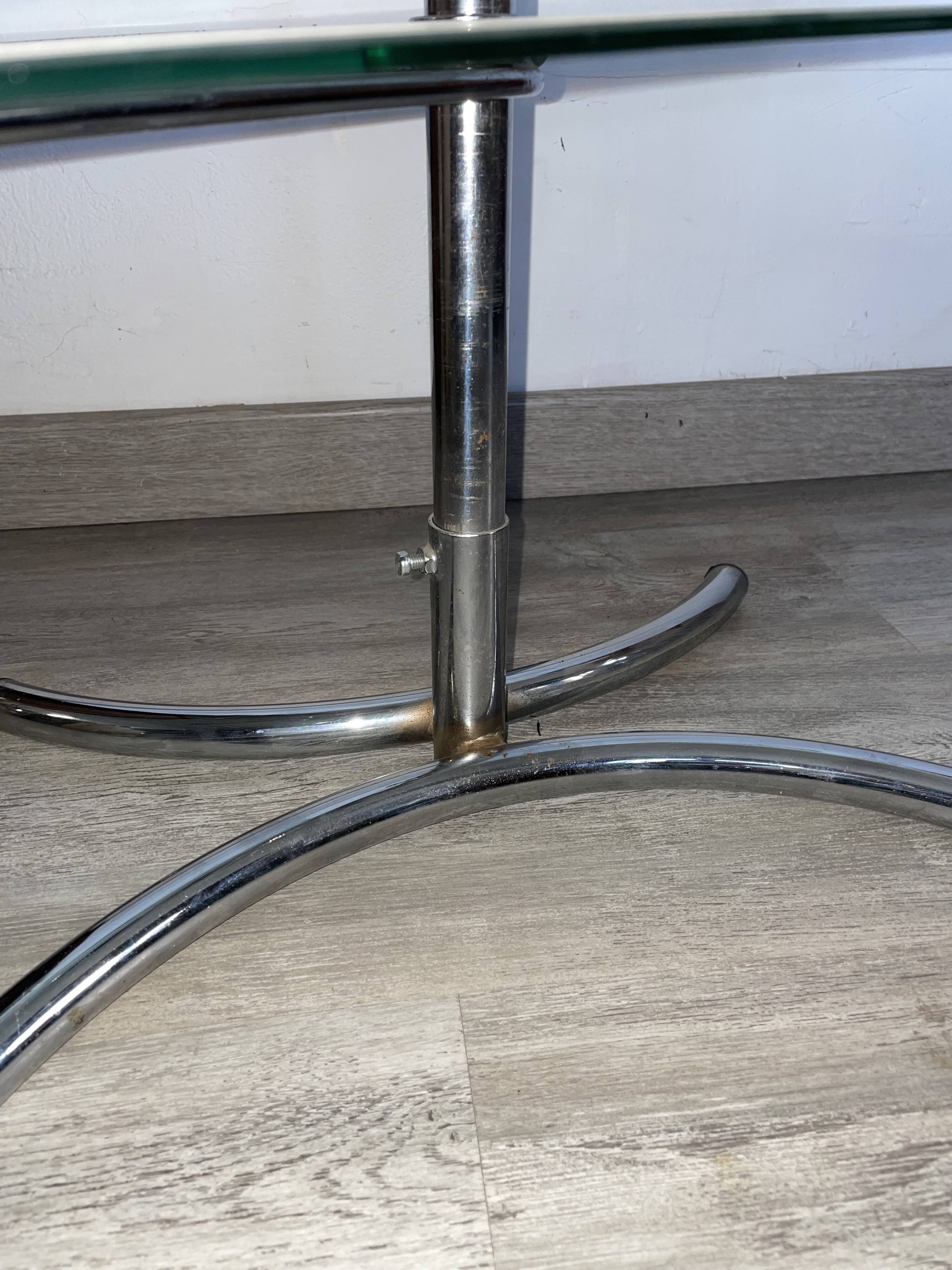Four-tier rotating shelf in chrome metal