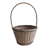 Round wicker basket in light wood