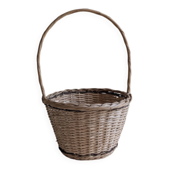 Round wicker basket in light wood