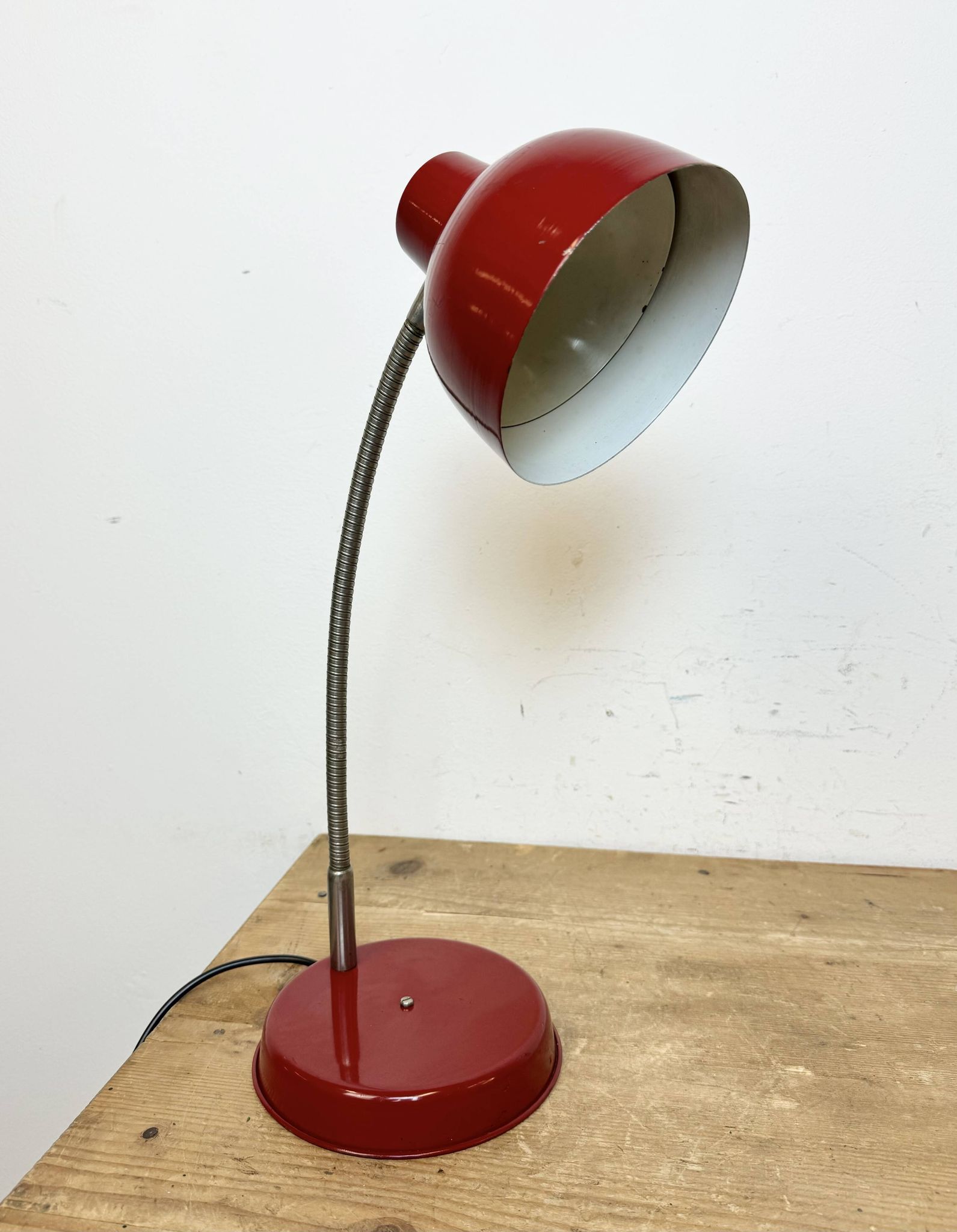 Lampe de Table Industrielle Rouge à Col de Cygne, 1960s