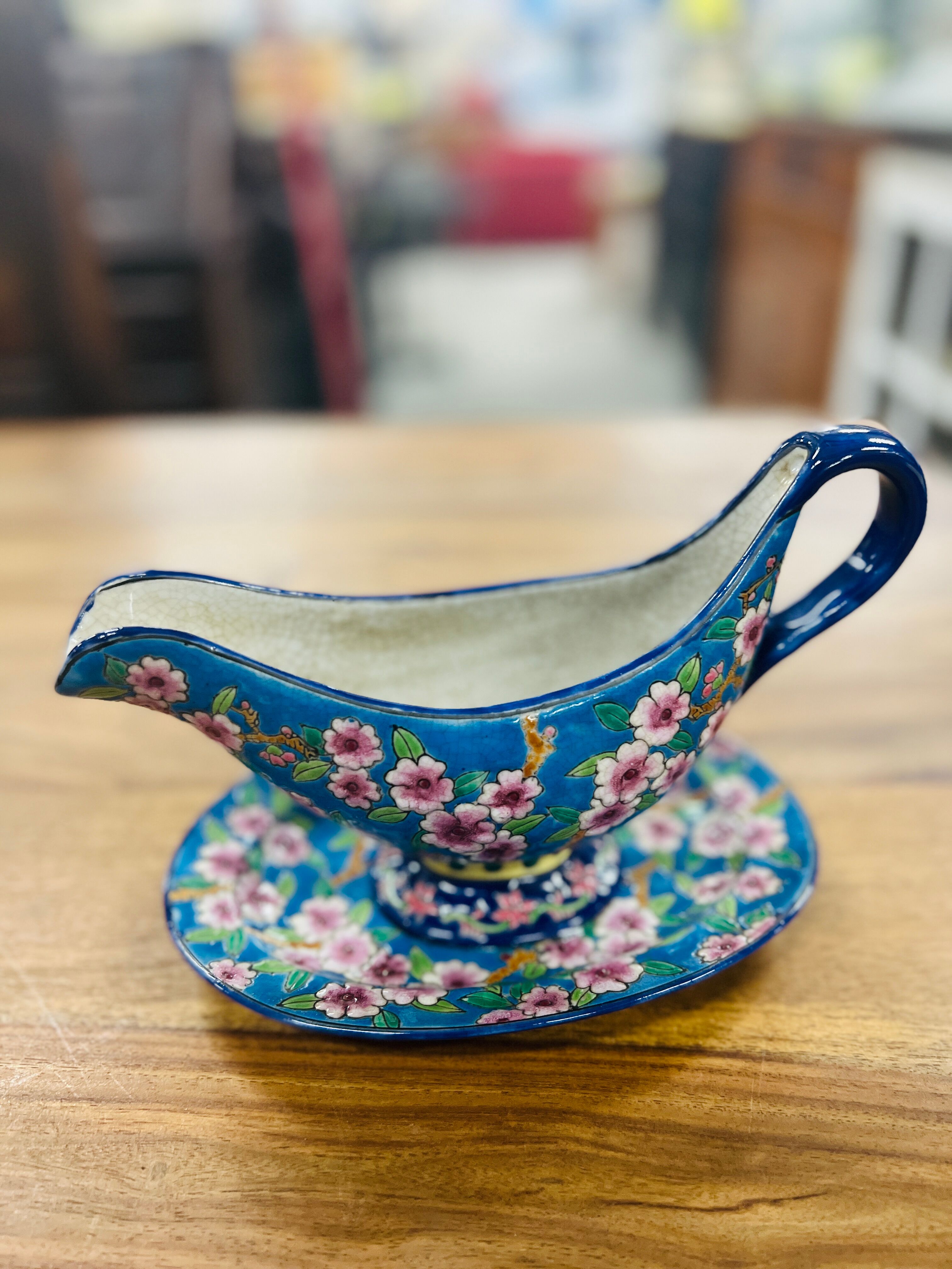 Antique saucière with support, Louvière