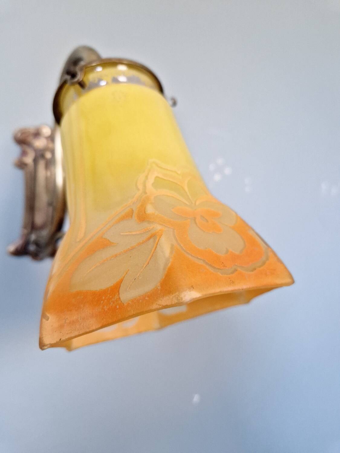 Art Nouveau wall light in bronze and satin glass, 1910s