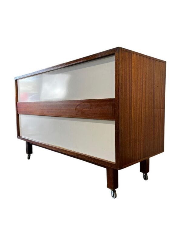 Comptoir de magasin vintage en bois sur roulettes