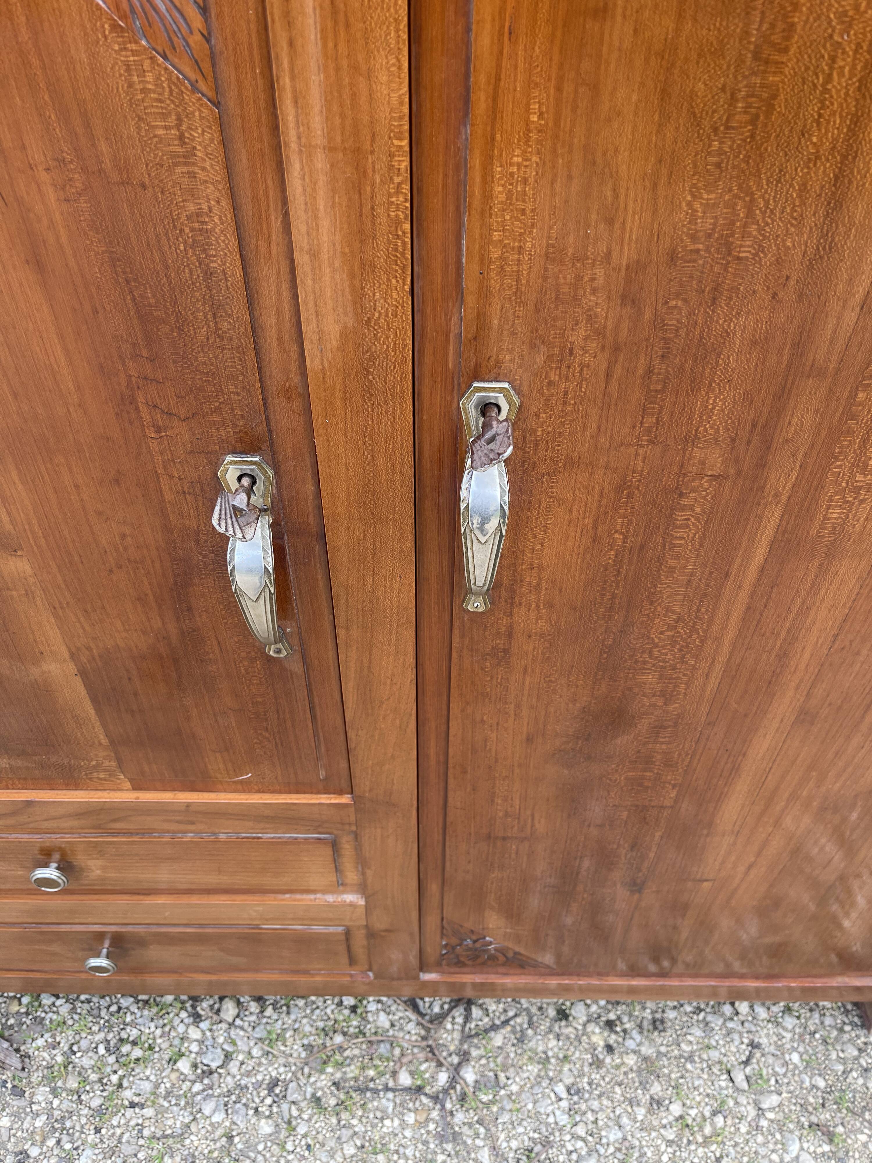 Asymmetrical cabinet