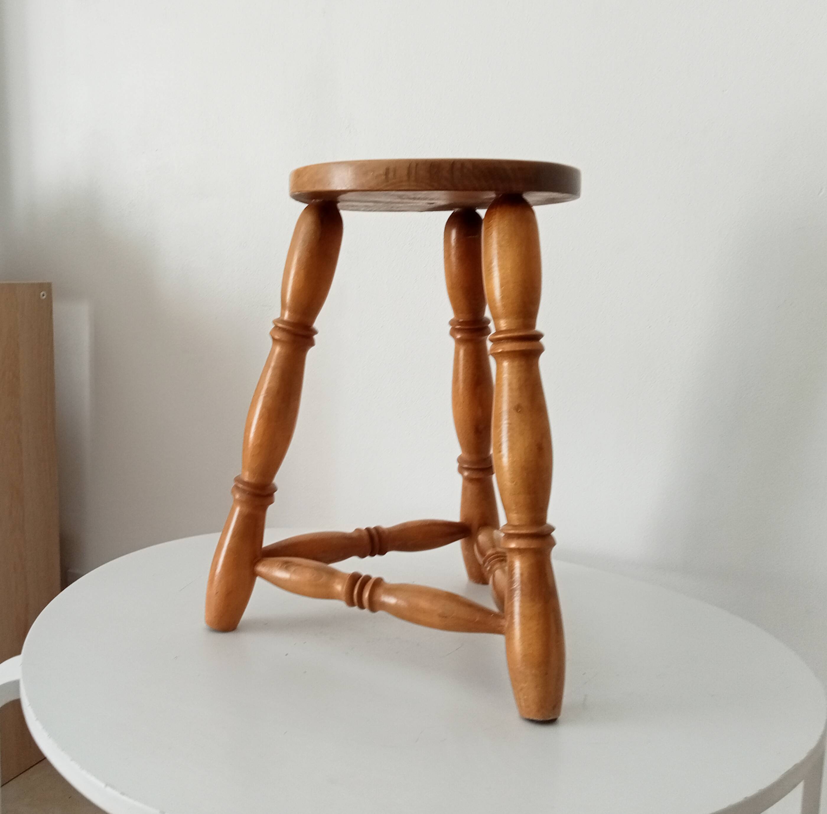 Vintage tripod stool in beech wood.