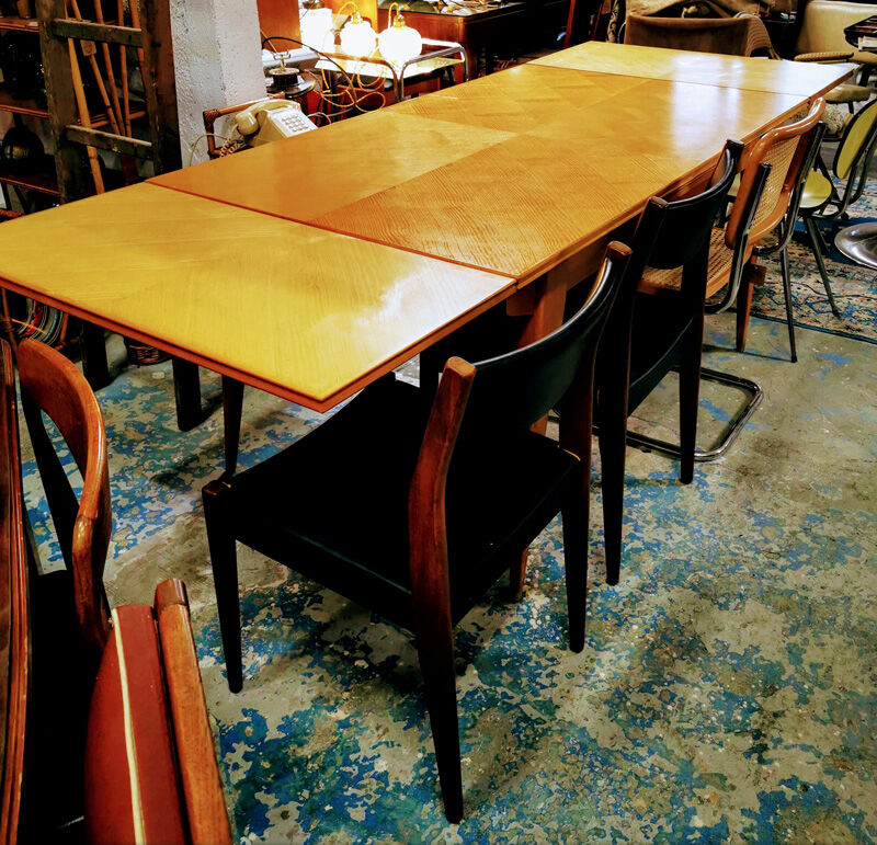 Expandable vintage table