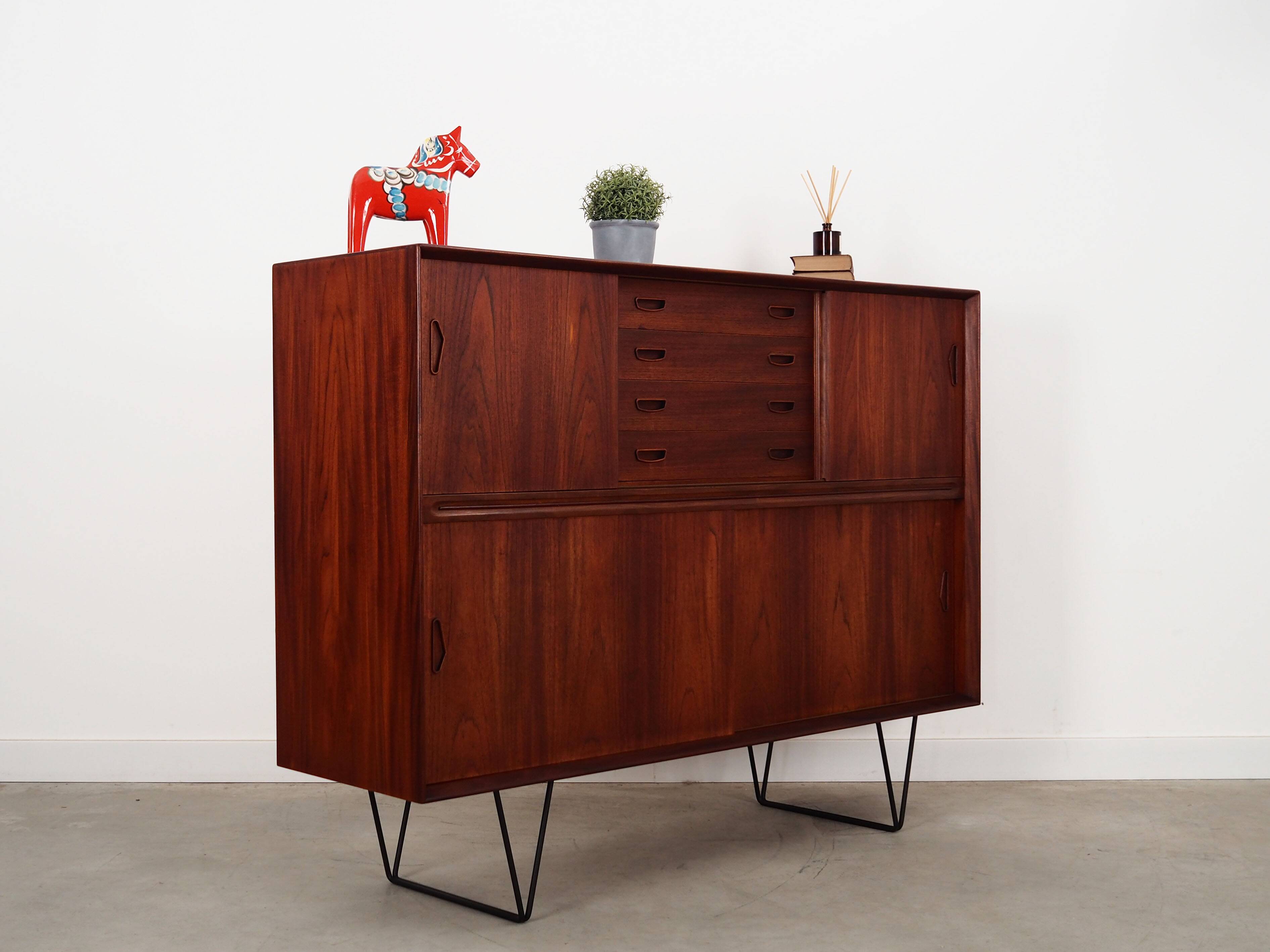 Buffet haut en teck, design danois, années 1970, production : Danemark