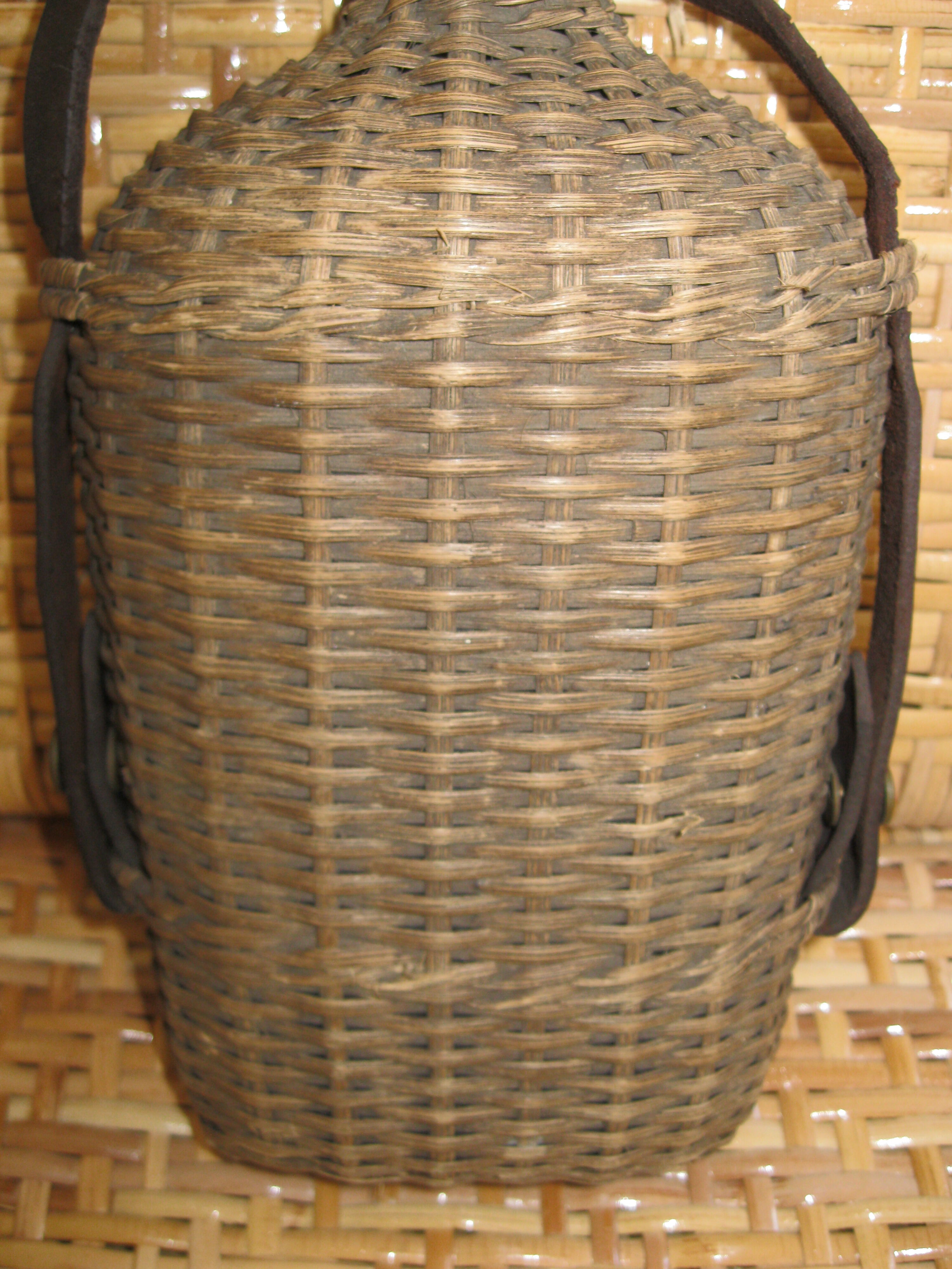 Bouteille osier bouchon porcelaine