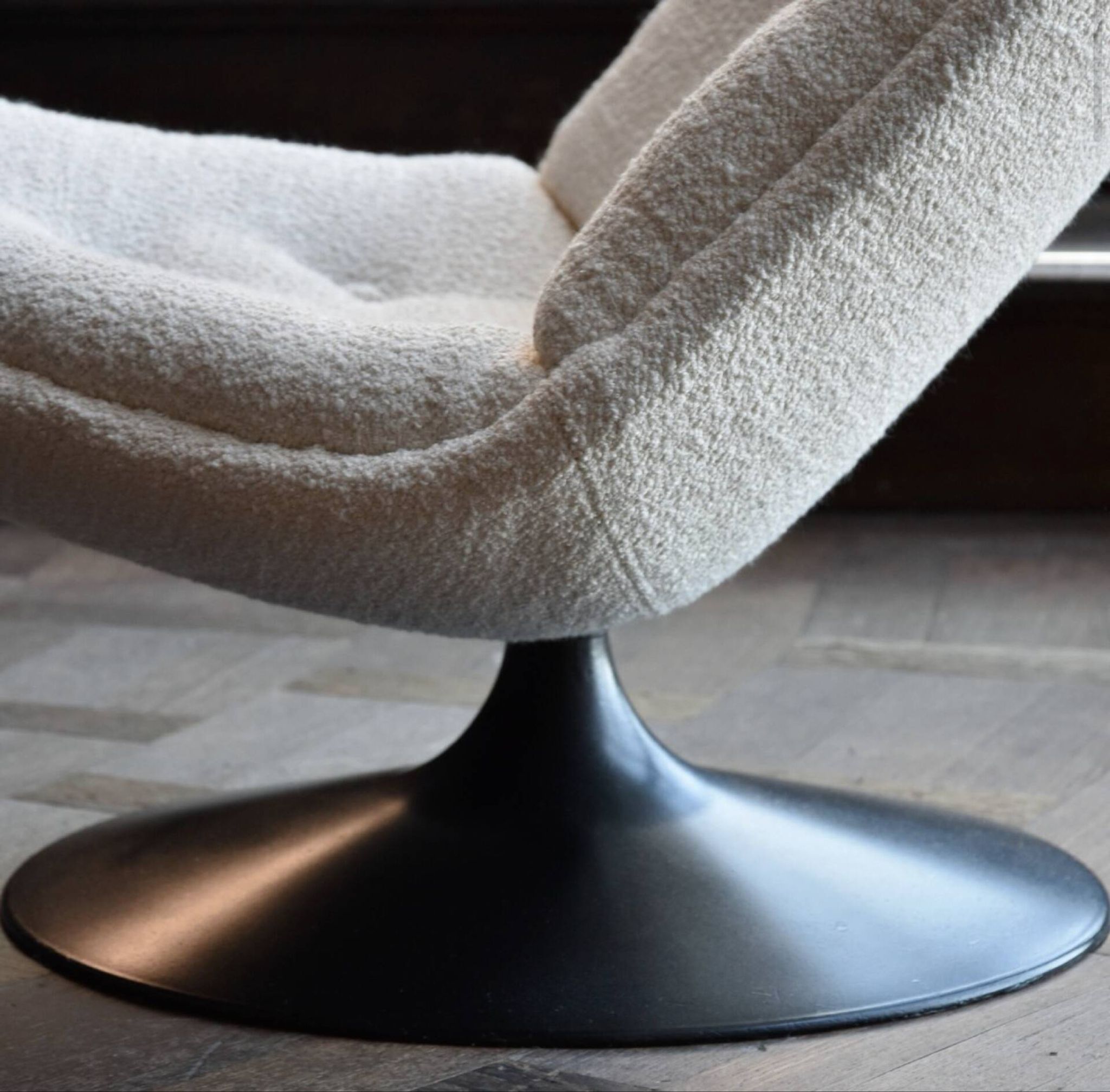 Artifort F511 chair
