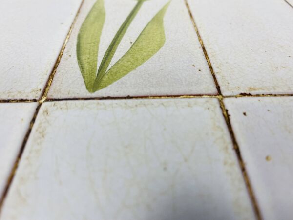 Table basse céramique années 50, faites de carreaux de Roger Capron