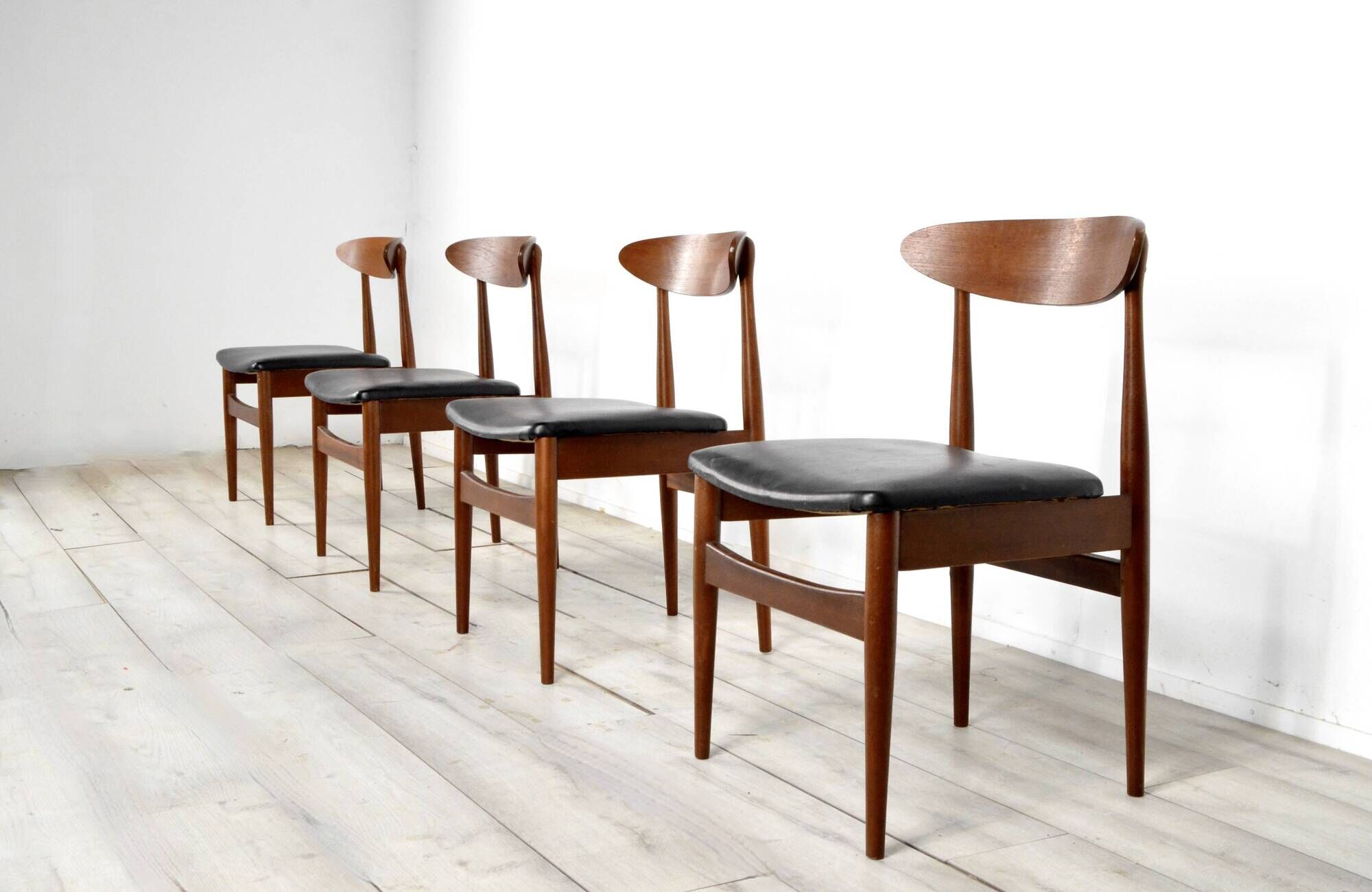 Ensemble de 4 chaises en teck du milieu du siècle. Style vintage moderne/rétro/danois.