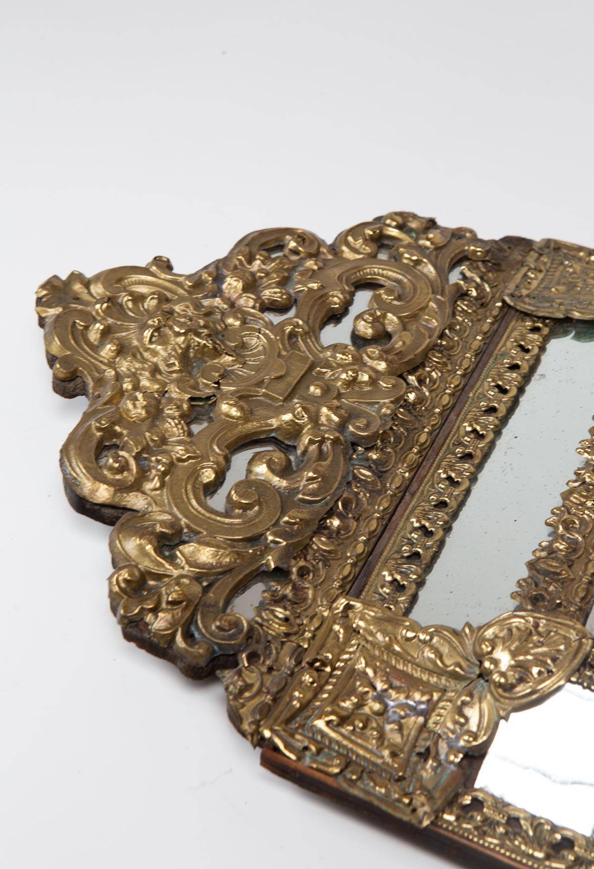 Antique French mirror in repoussé brass with a 19th-century pediment (60*34 cm)