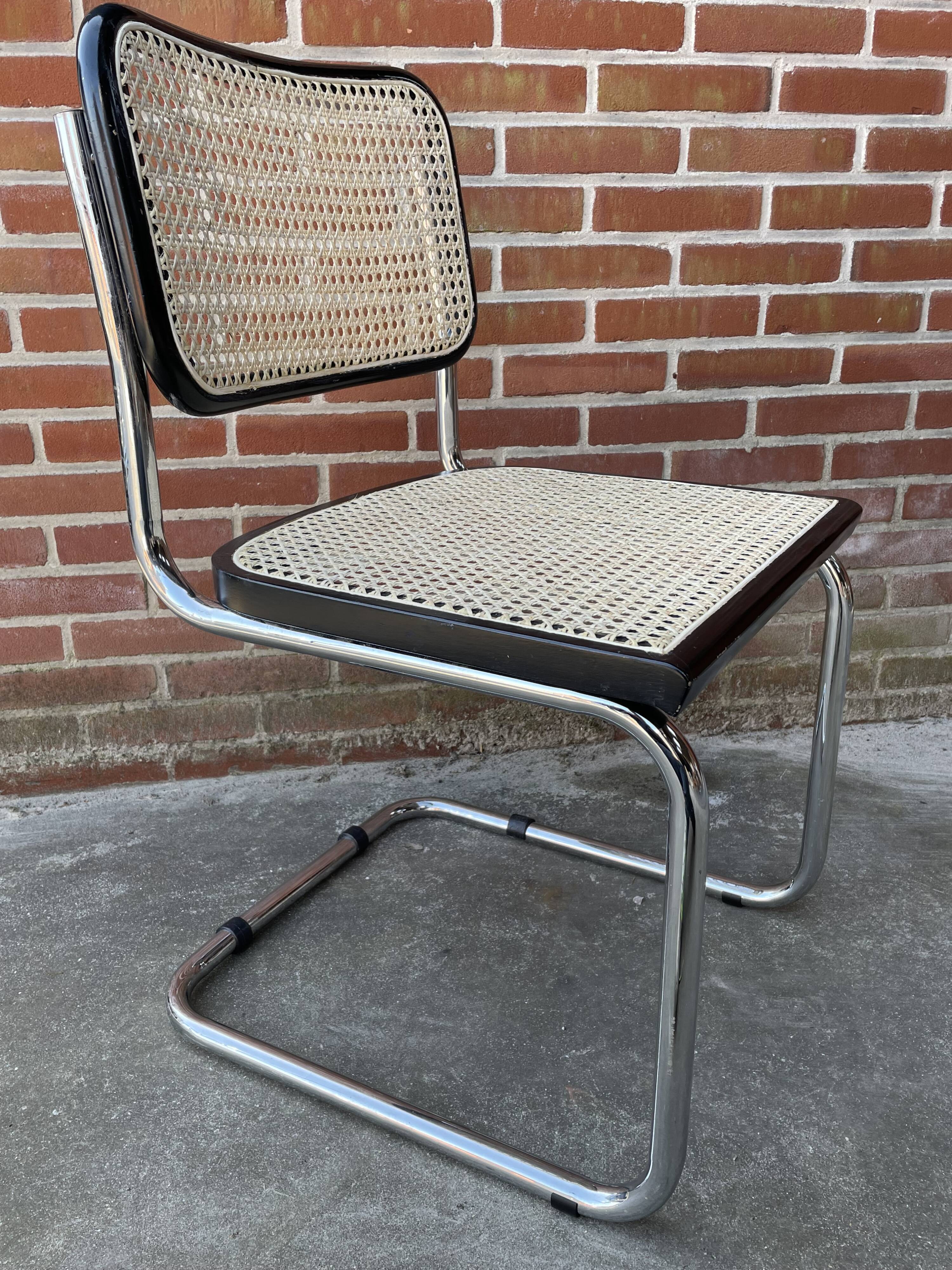 Ensemble de 4 chaises vintage modèle Cesca B32 en noir et chrome