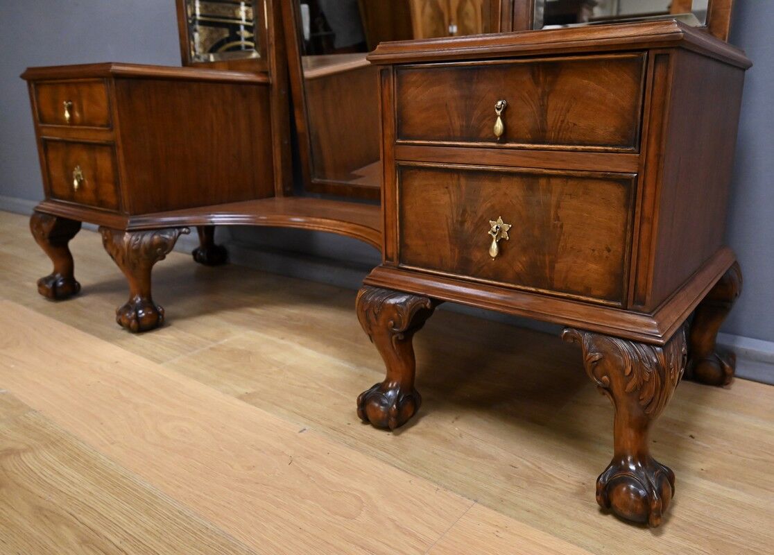 Walnut dressing table, Chippendale style, England – 1930