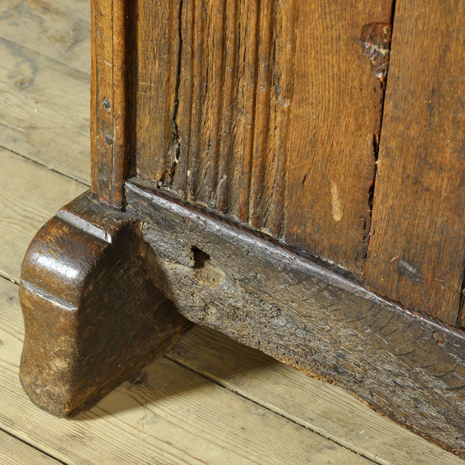 Basque oak storage cabinet, 17th century