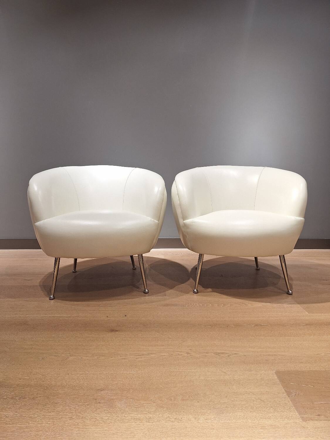 2 white leather armchairs, 1980s