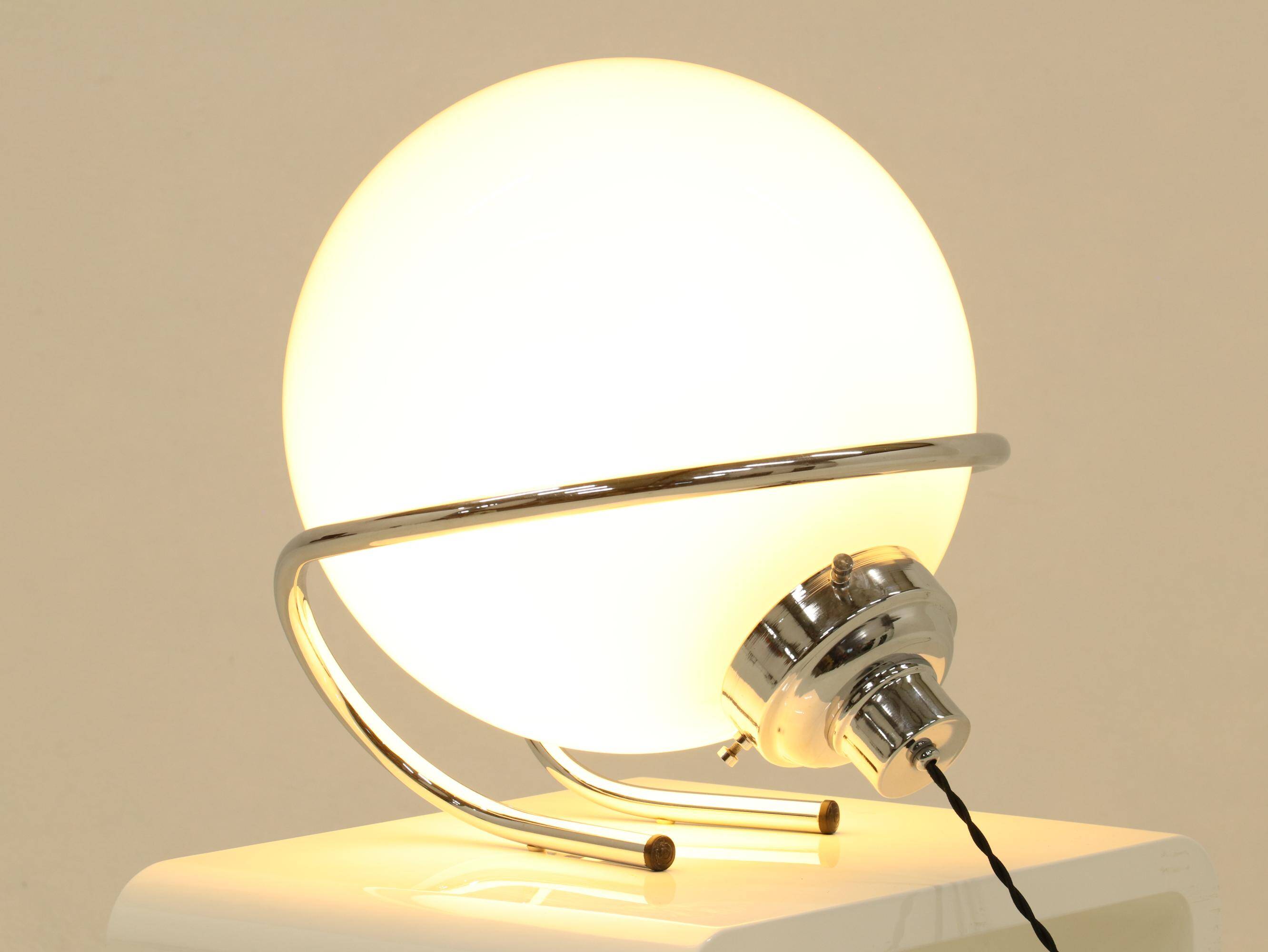 Lampe de table globe en chrome et verre blanc, Italie, années 1970