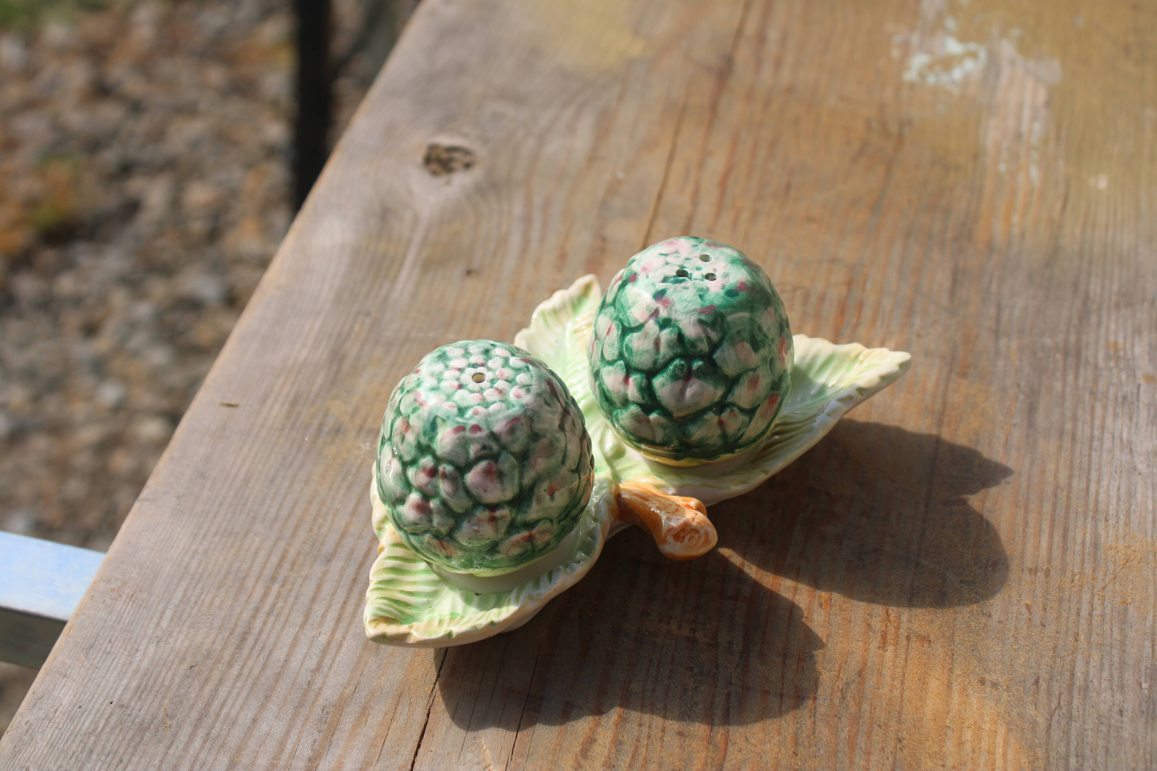 Salt & pepper set in slip – artichokes on leaf tray