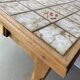 Table à manger de ferme vintage en bois massif carreaux céramique 105cm rénovée