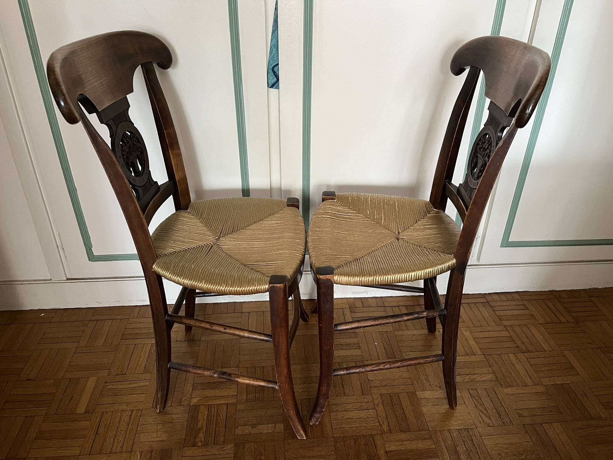 Paire de chaises Directoire en noyer, France circa 1810-1830