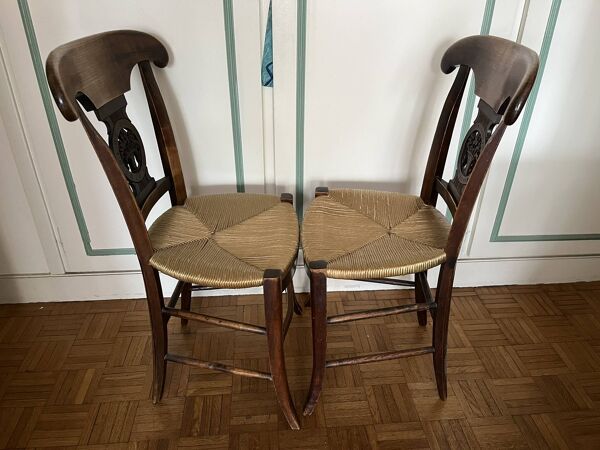 Paire de chaises Directoire en noyer, France circa 1810-1830