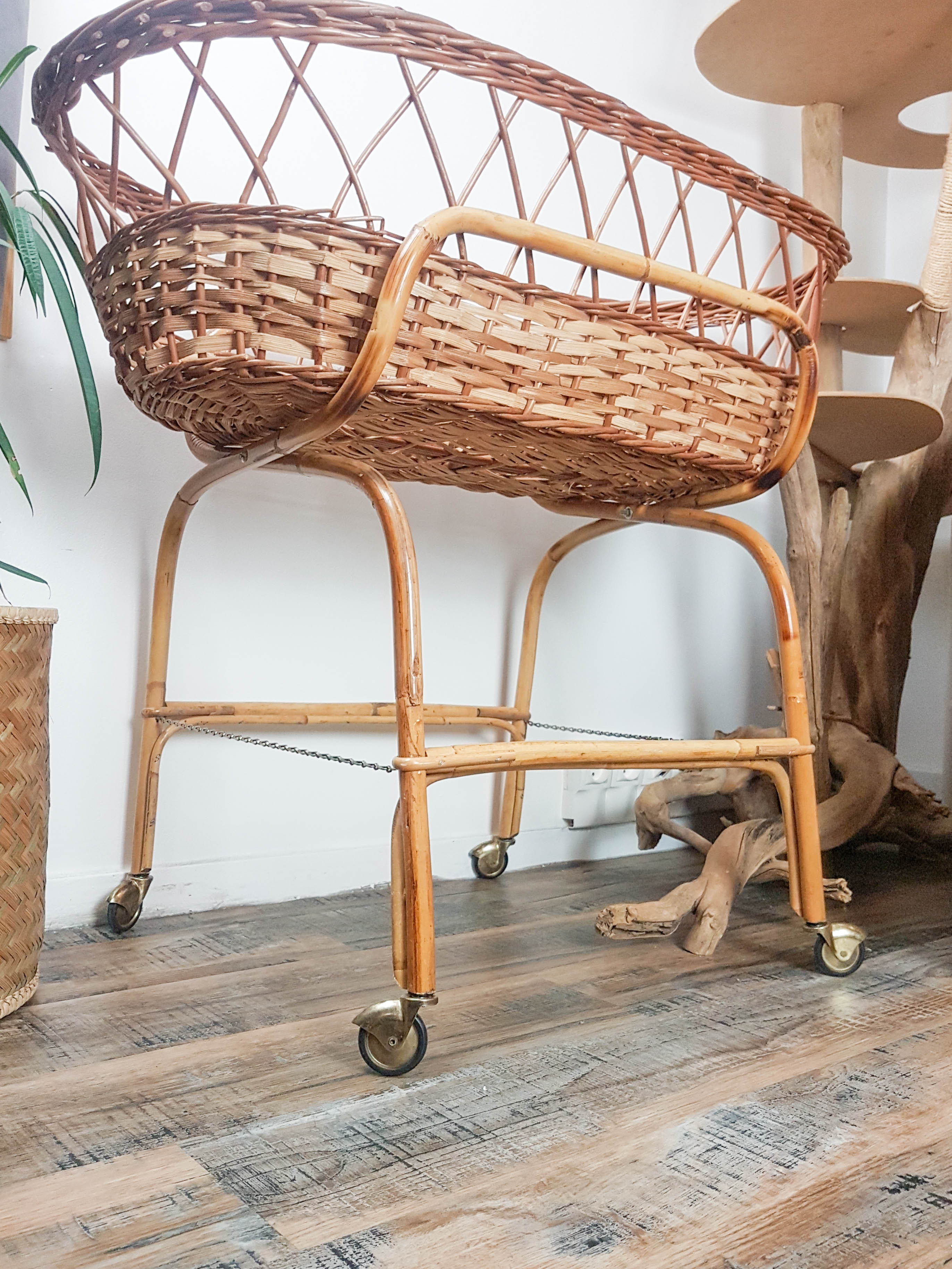 Couffin on foot in vintage rattan 50s