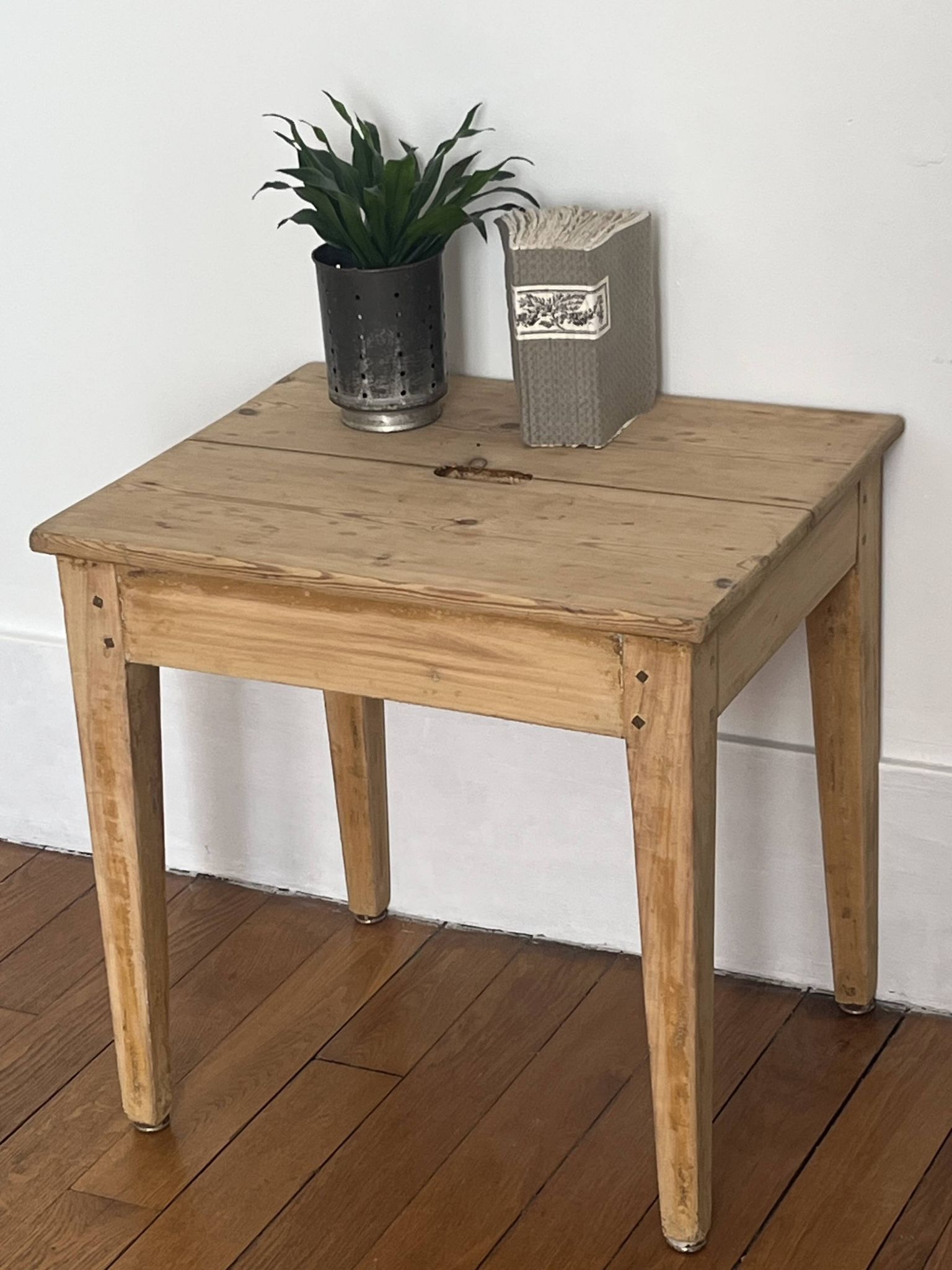Petite table basse en bois massif