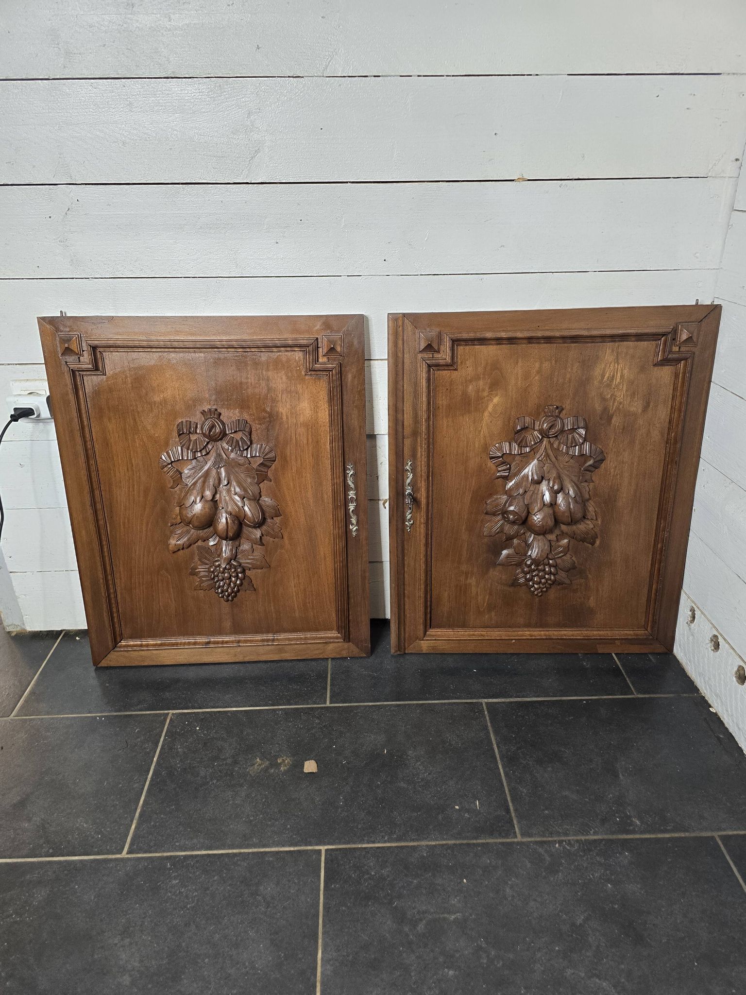 Paire de portes en bois sculpté en noyer