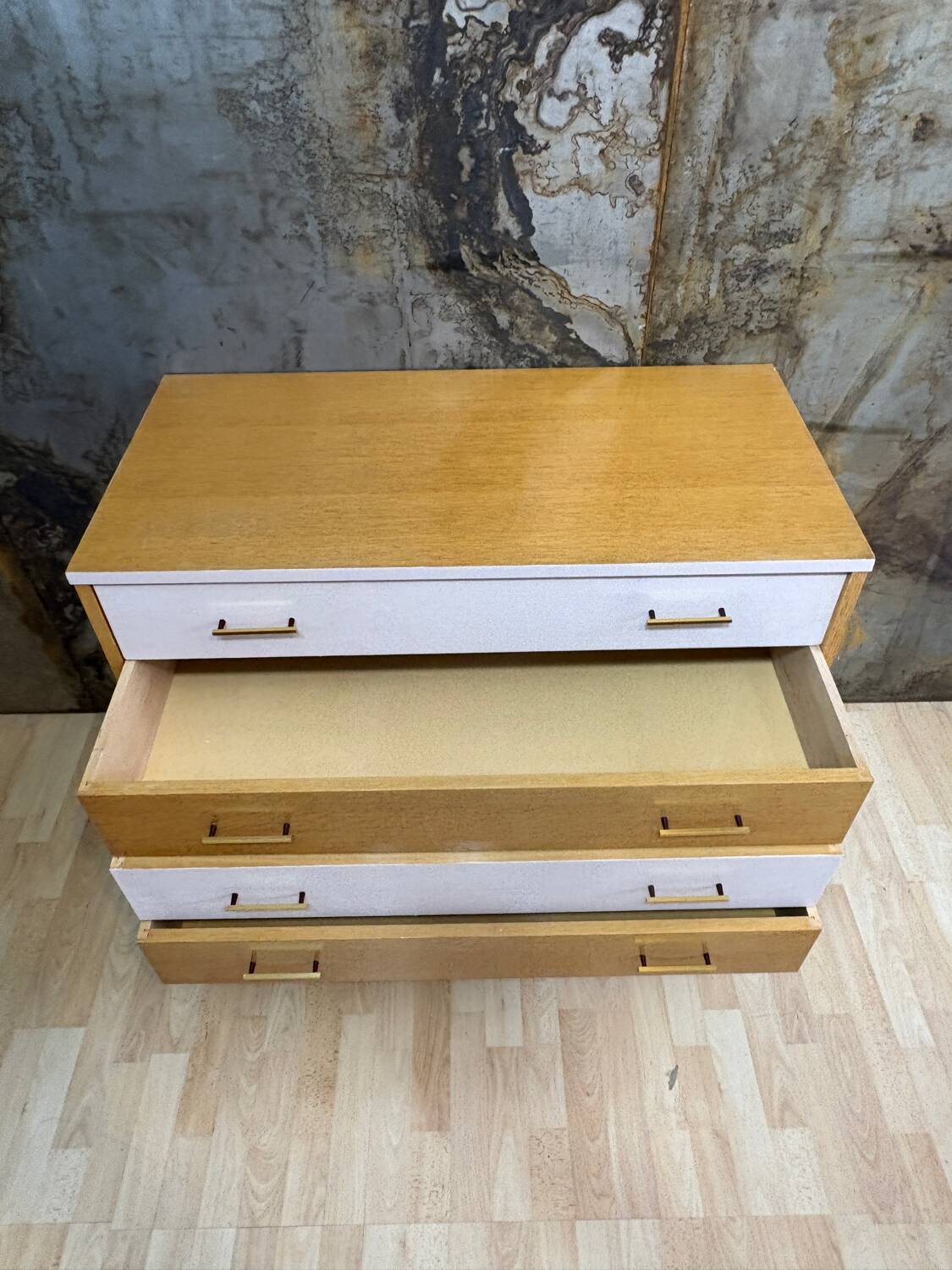Commode en chêne & rose poudré