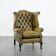 Fauteuil à oreilles Chesterfield en cuir vachette vert mousse de style anglais.