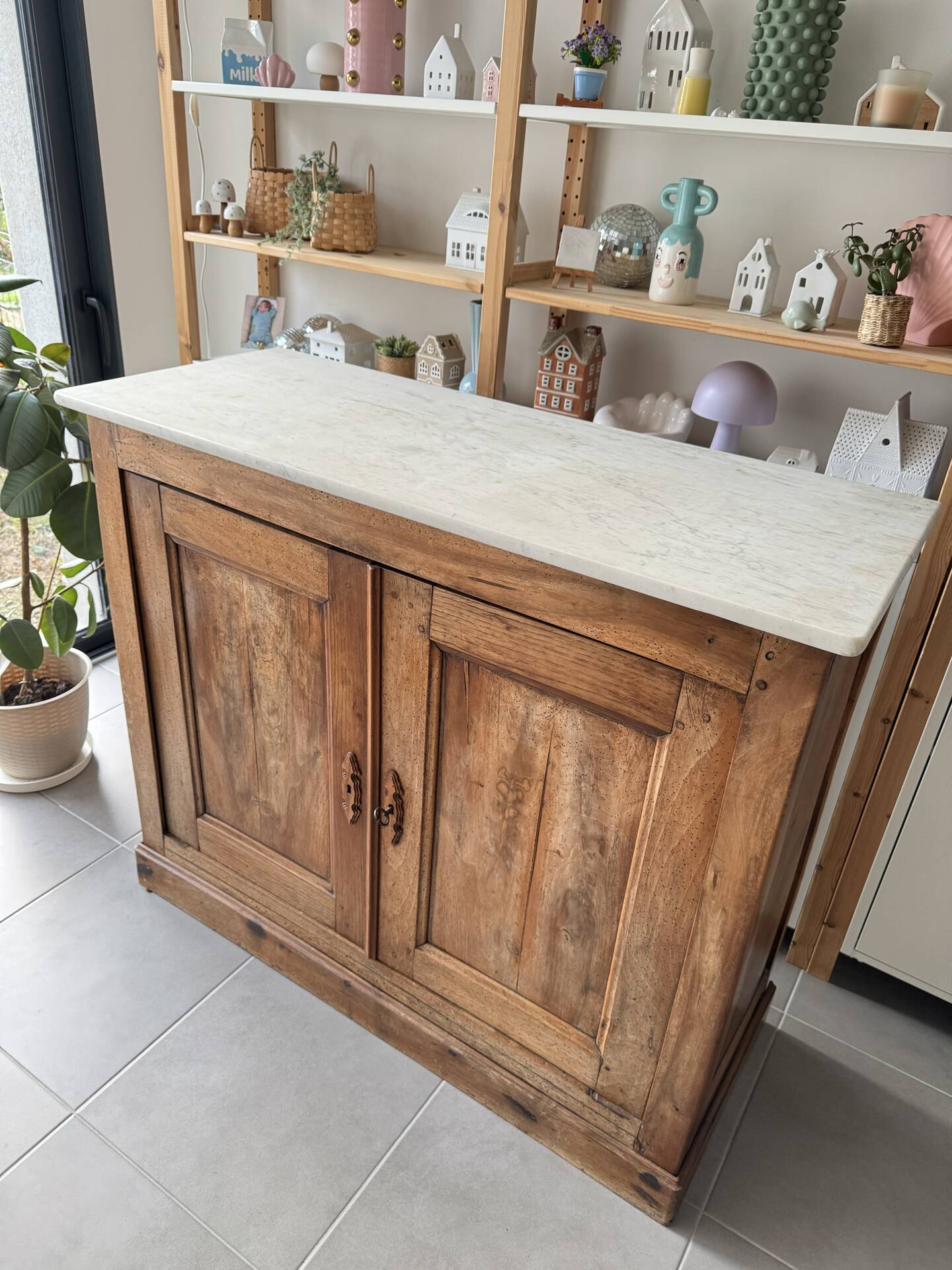 Buffet ancien avec plateau en marbre