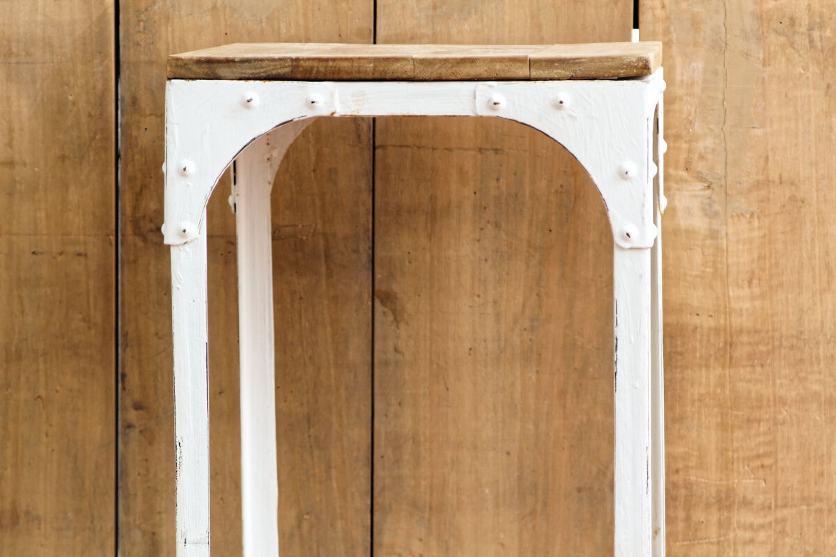 Industrial stele on wheels