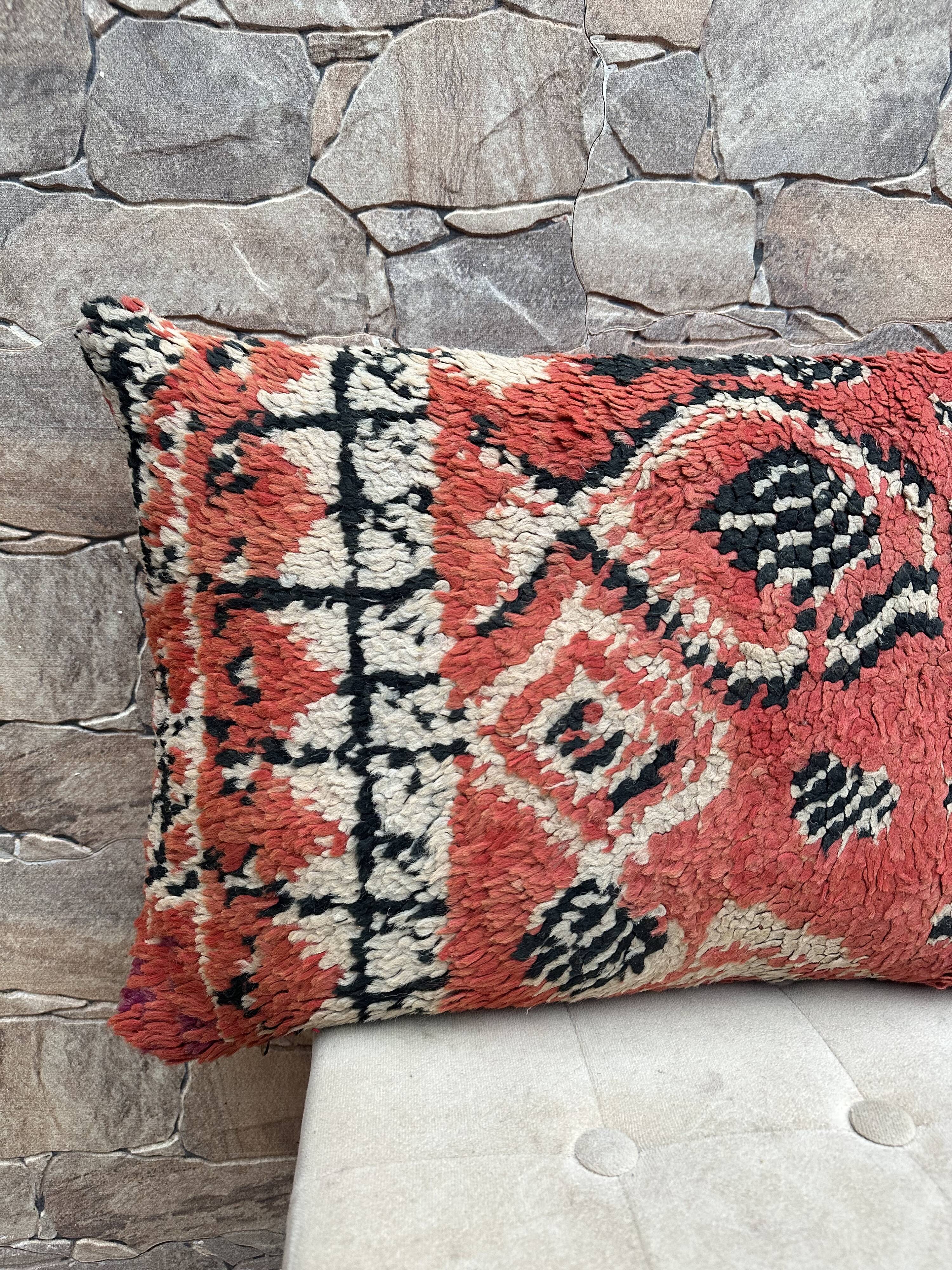 Vintage Berber Kilim cushion cover: Moroccan wool cushion