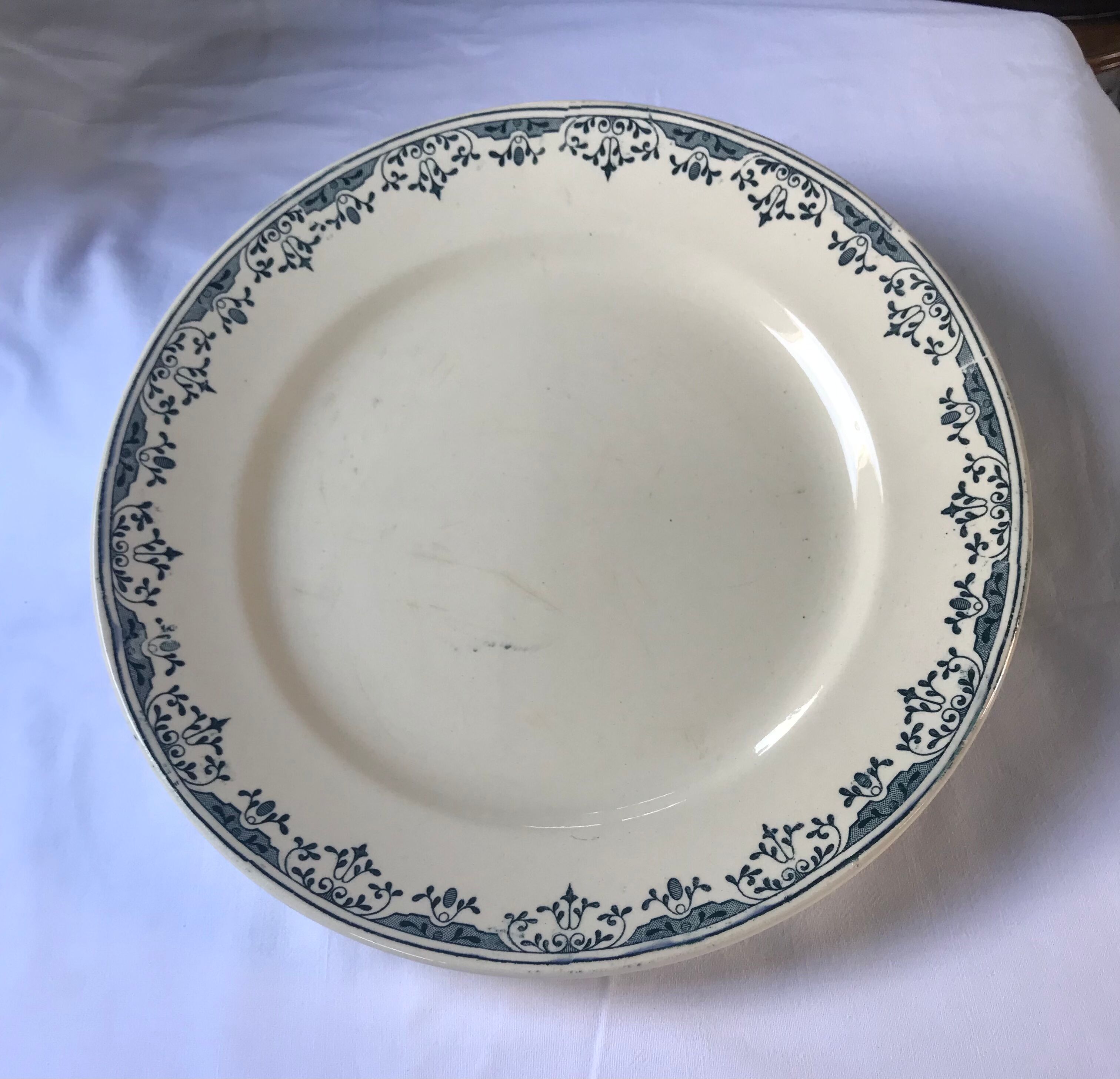 Round serving dish from the Longchamp earthenware factory, Doria model. Iron Land