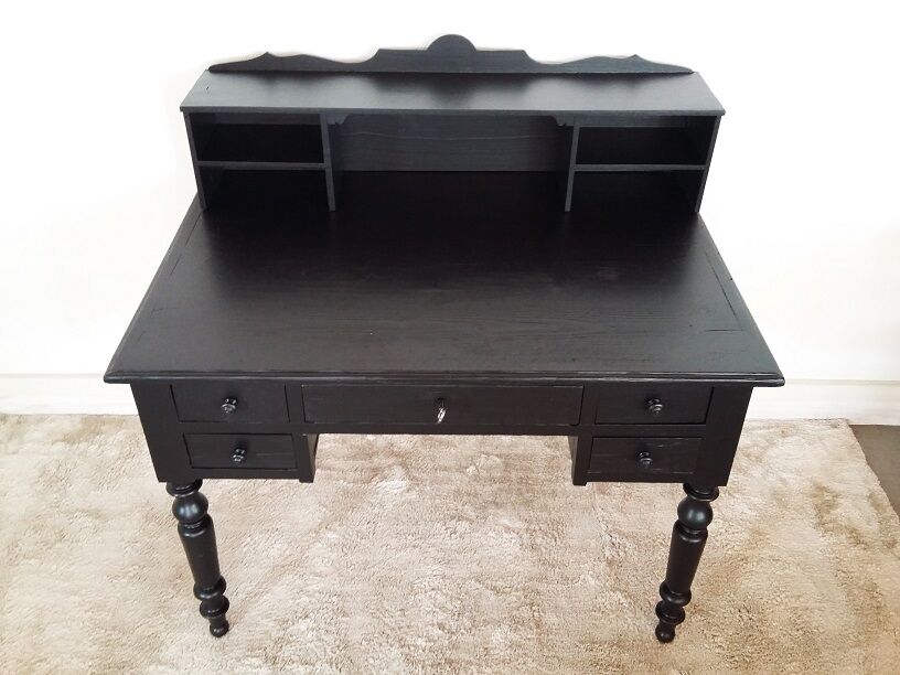Desk in black step