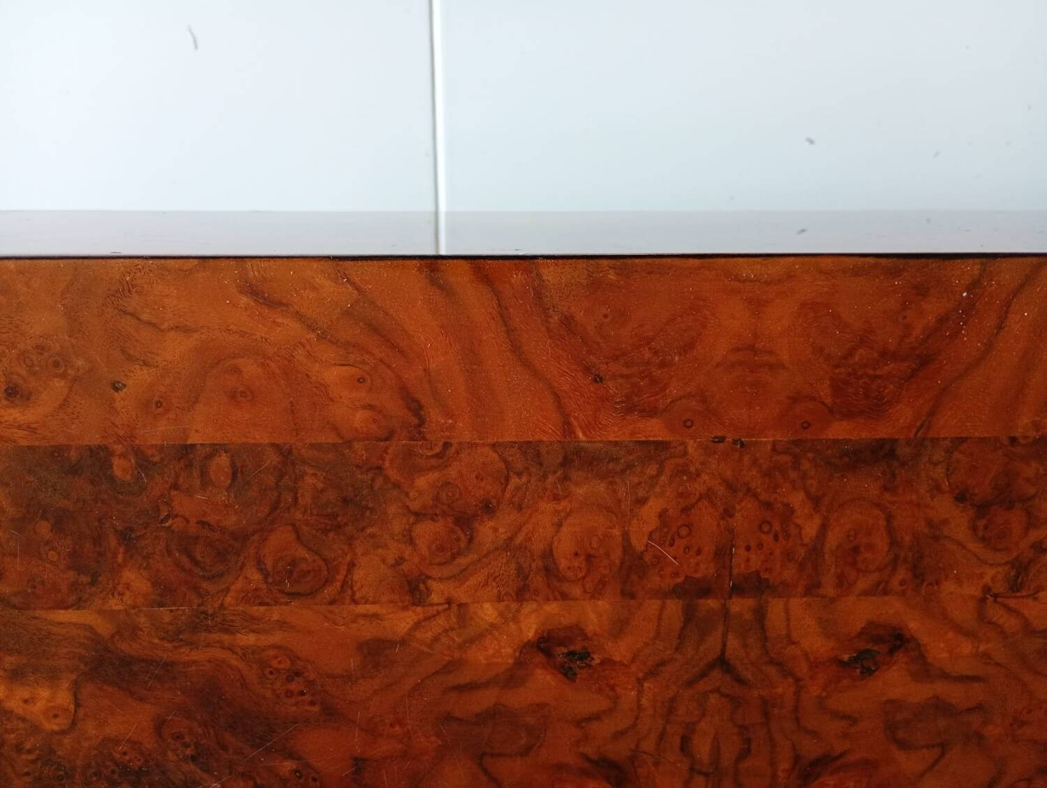 Table basse marqueterie bois de loupe 1970