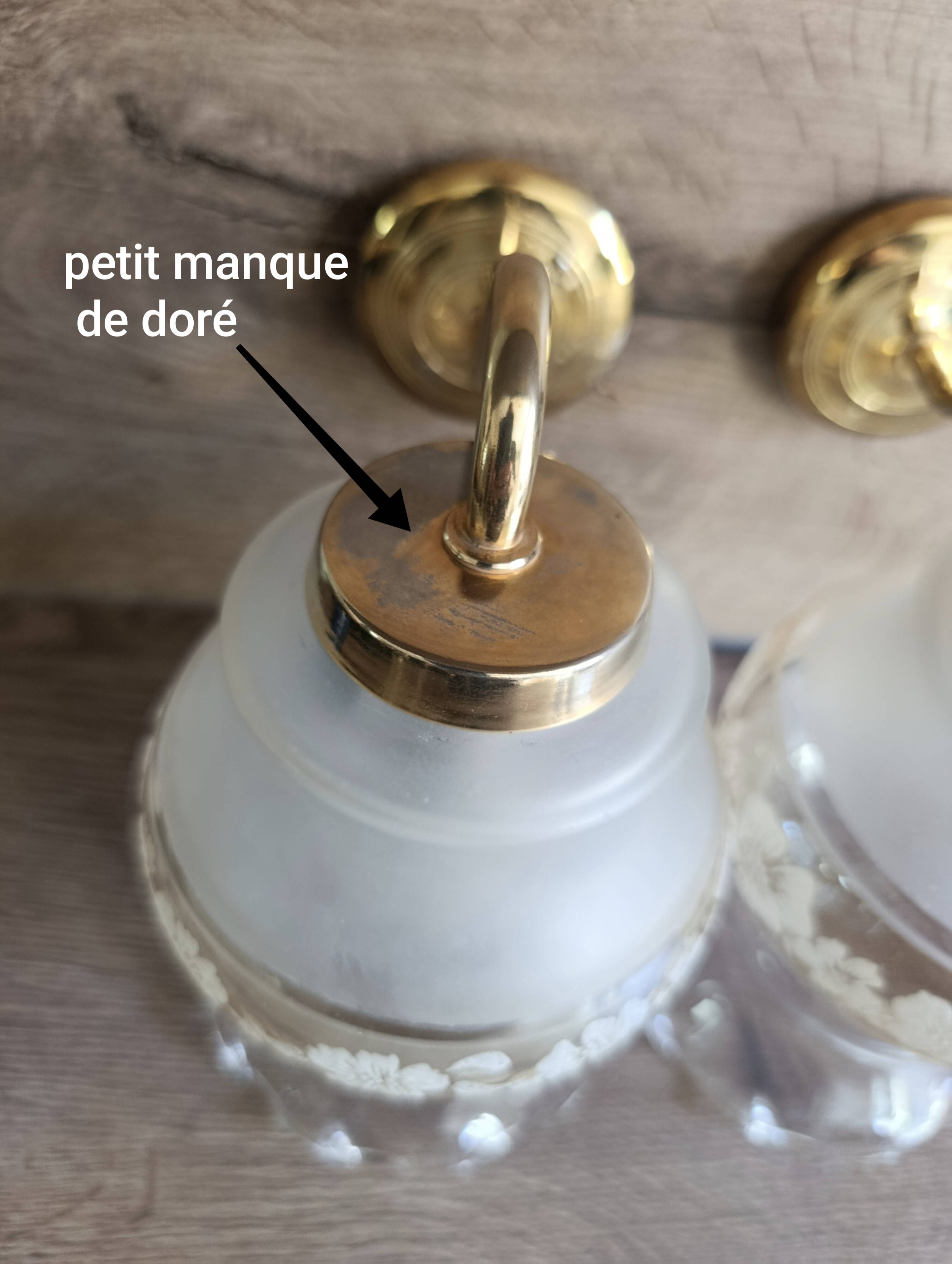 Pair of vintage wall lights in engraved glass & gold metal — Romantic elegance