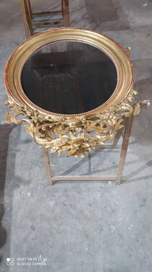 Miroir à fronton en médaillon doré à la feuille d'or 1840