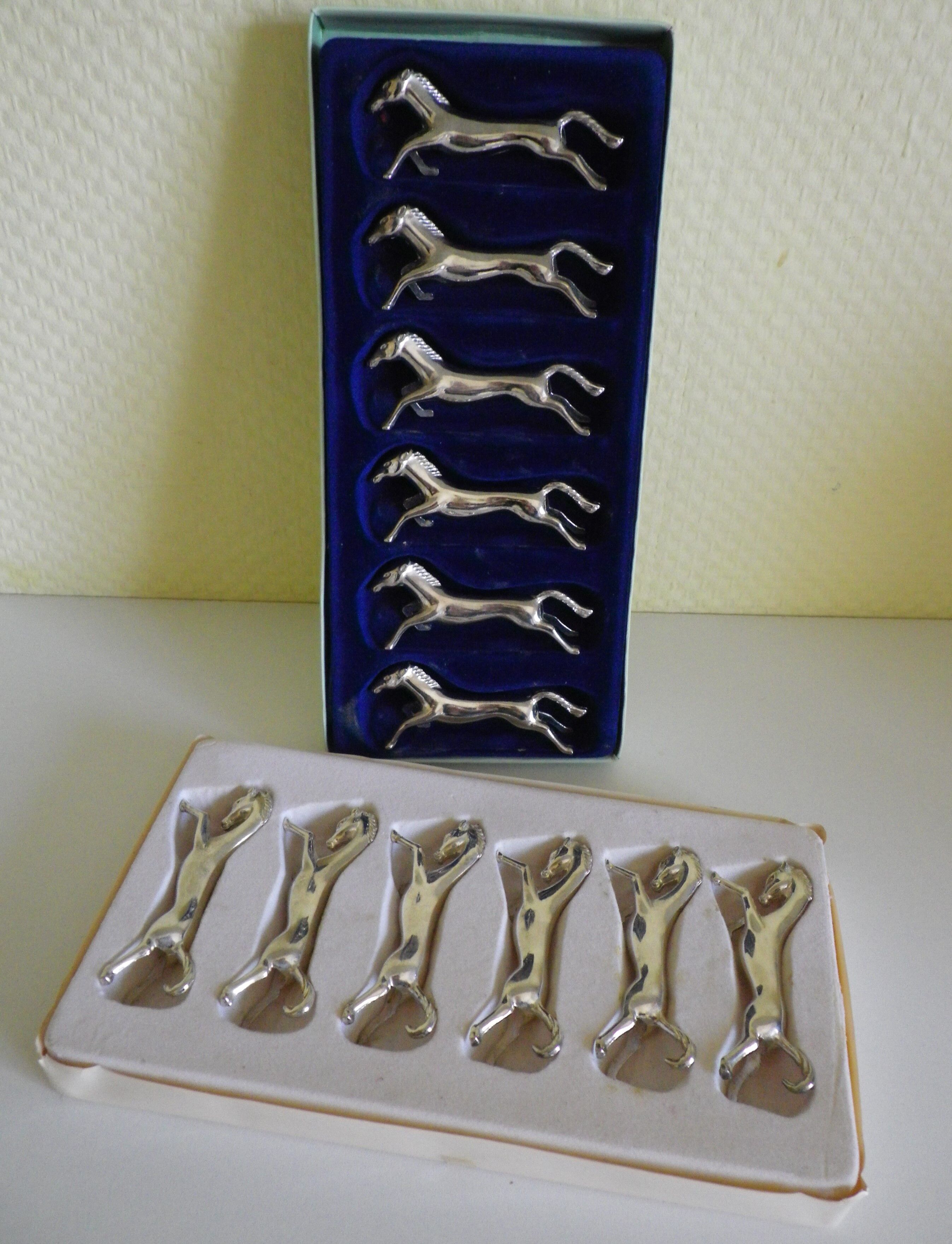 Silver metal knives in their origin box