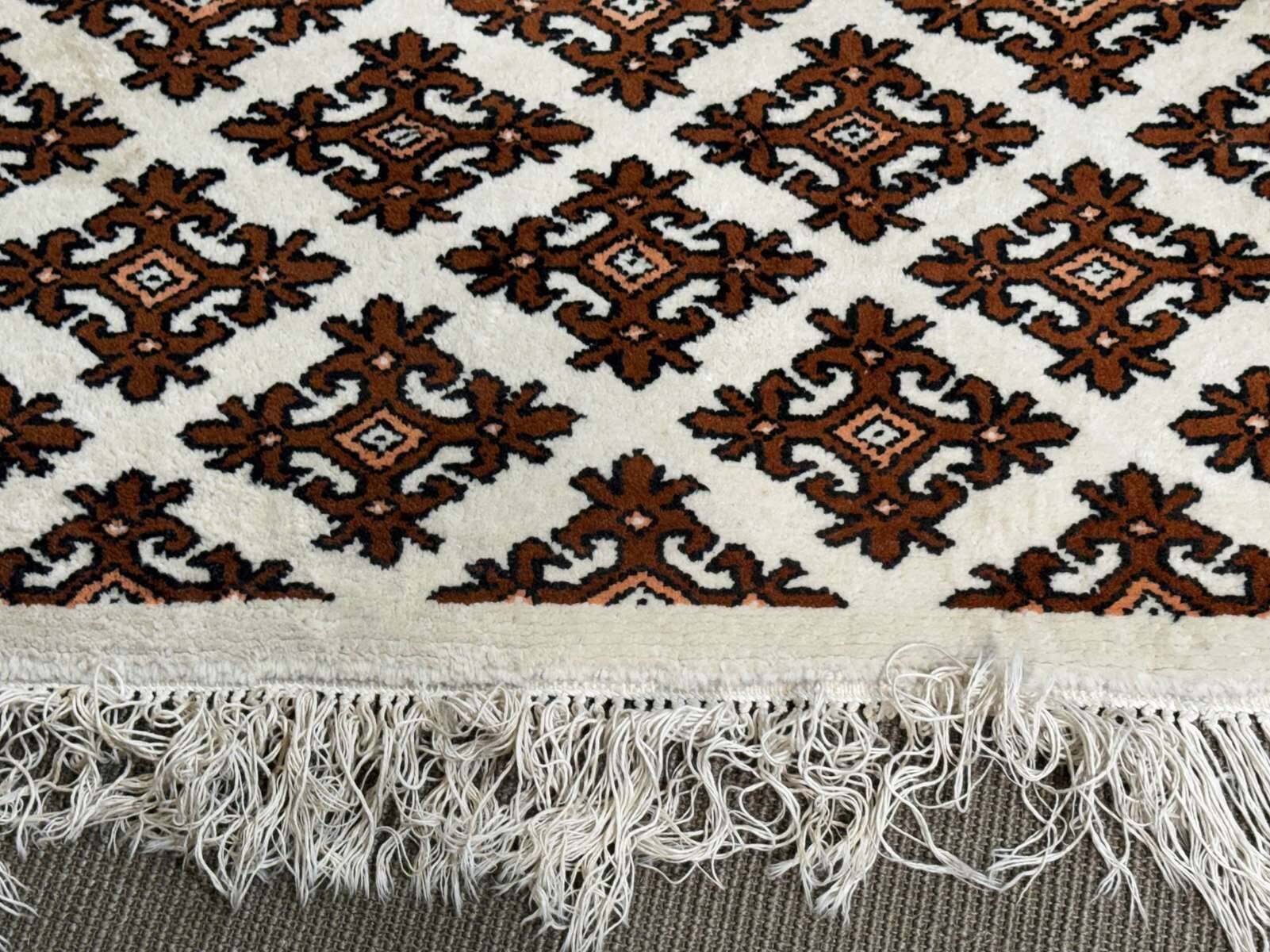 Handmade Tunisian wool rug - 1.74m x 1.11m.