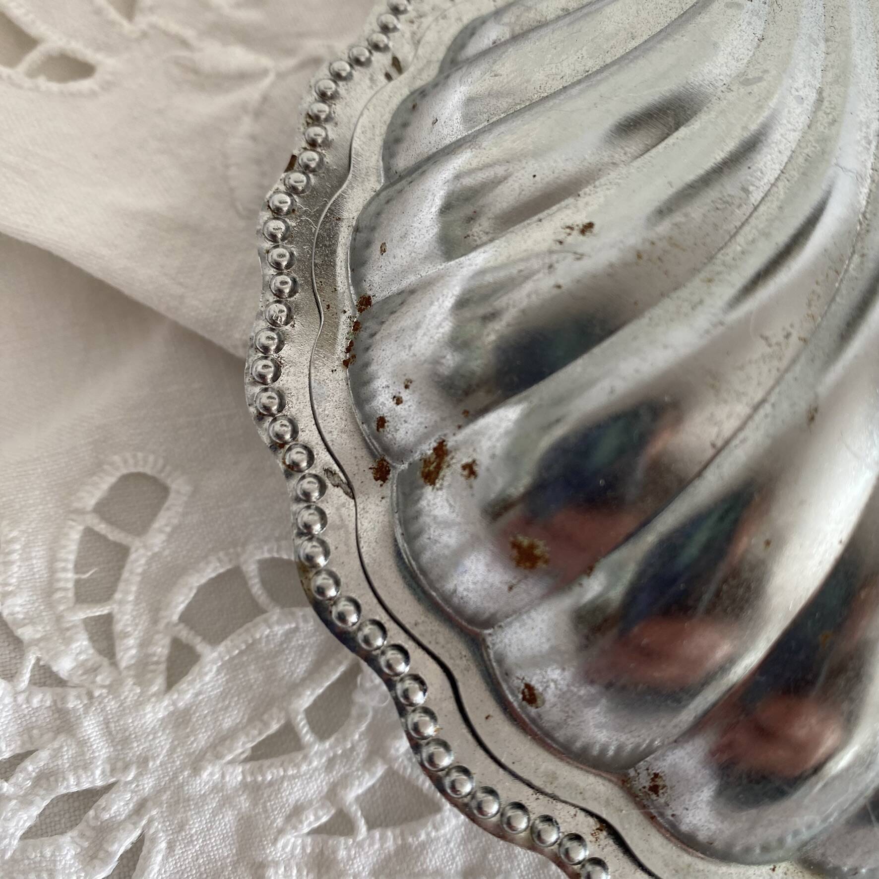 Shell-shaped butter dish in stainless steel and glass