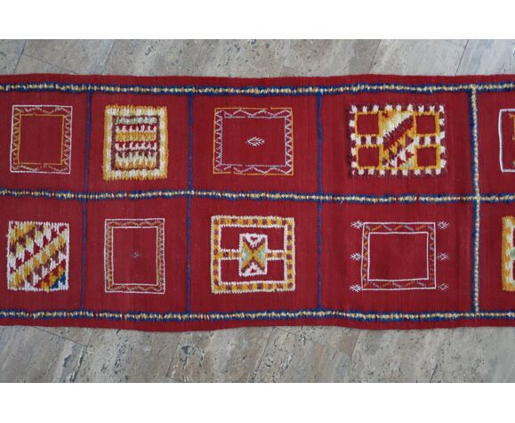 Tapis Marocain rouge format couloir en laine, années 70
