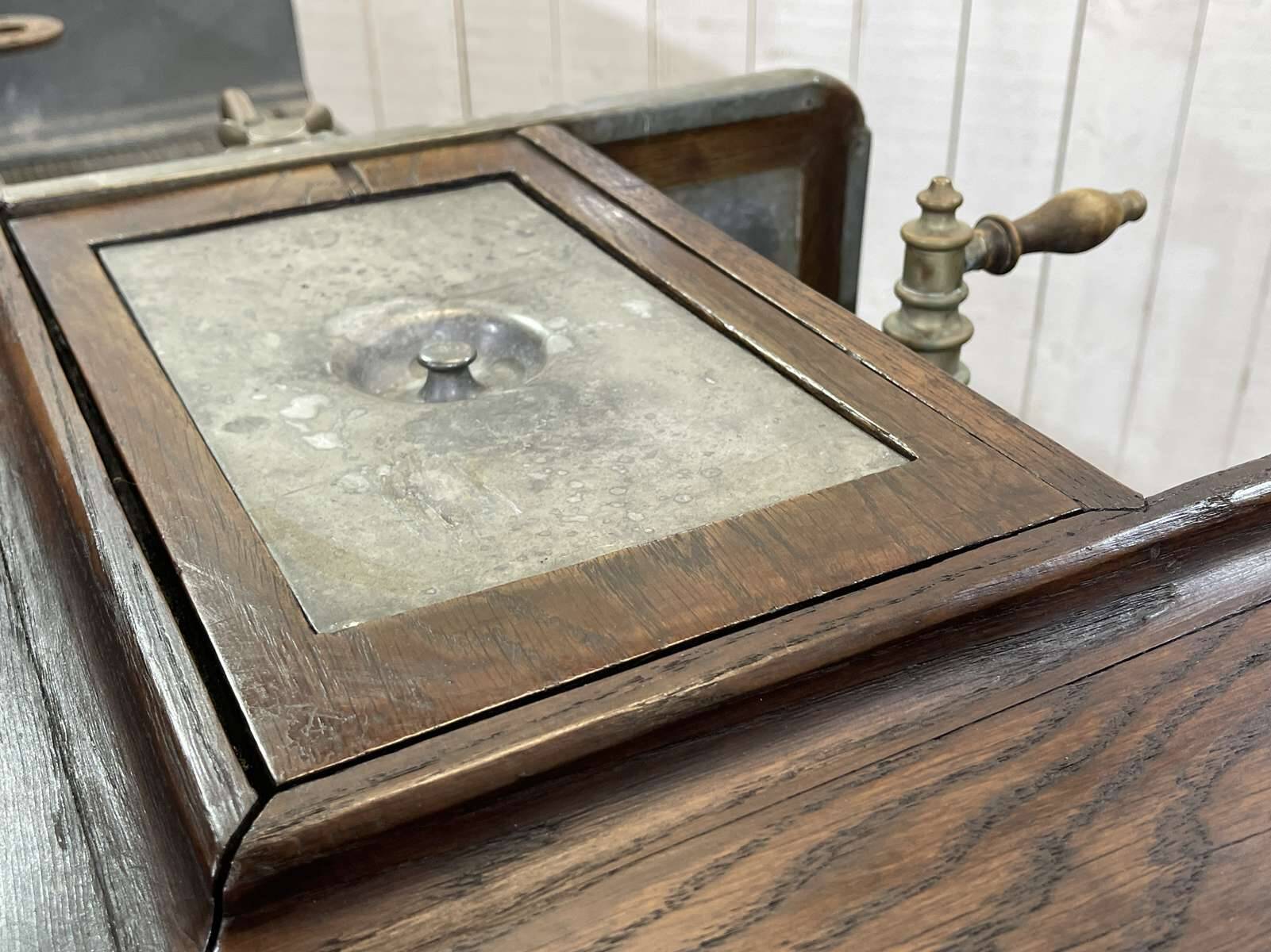 Comptoir de bar en chêne début XXème avec habillage d'époque zinc et étain