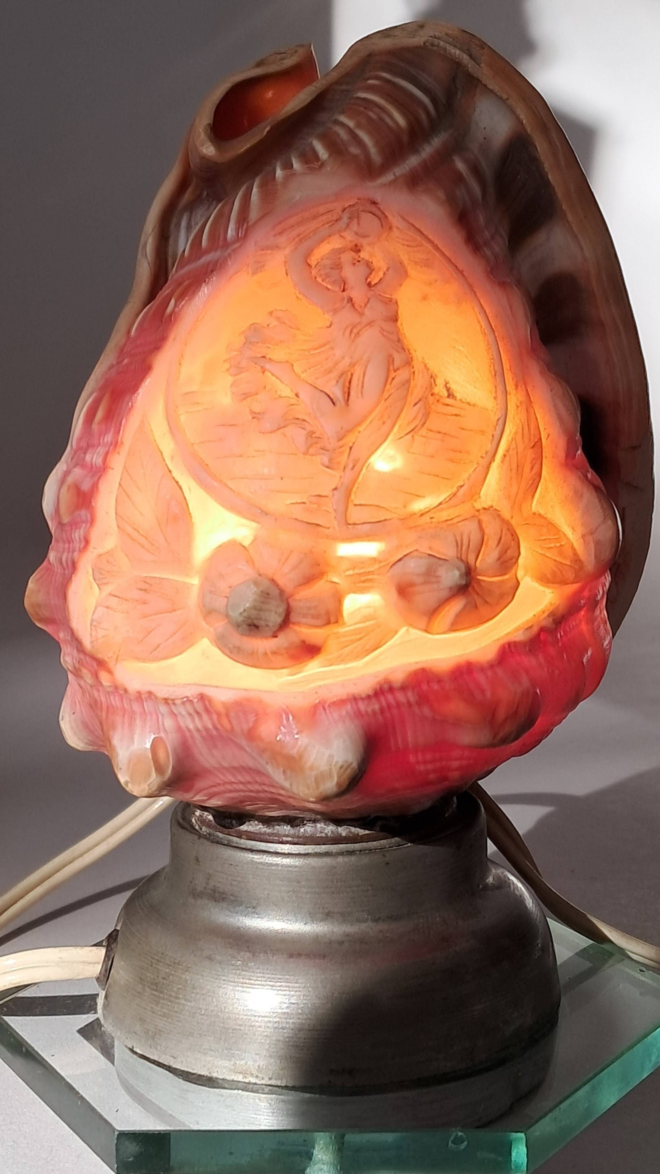 Old shell-shaped night lamp carved in cameo, Art Deco.